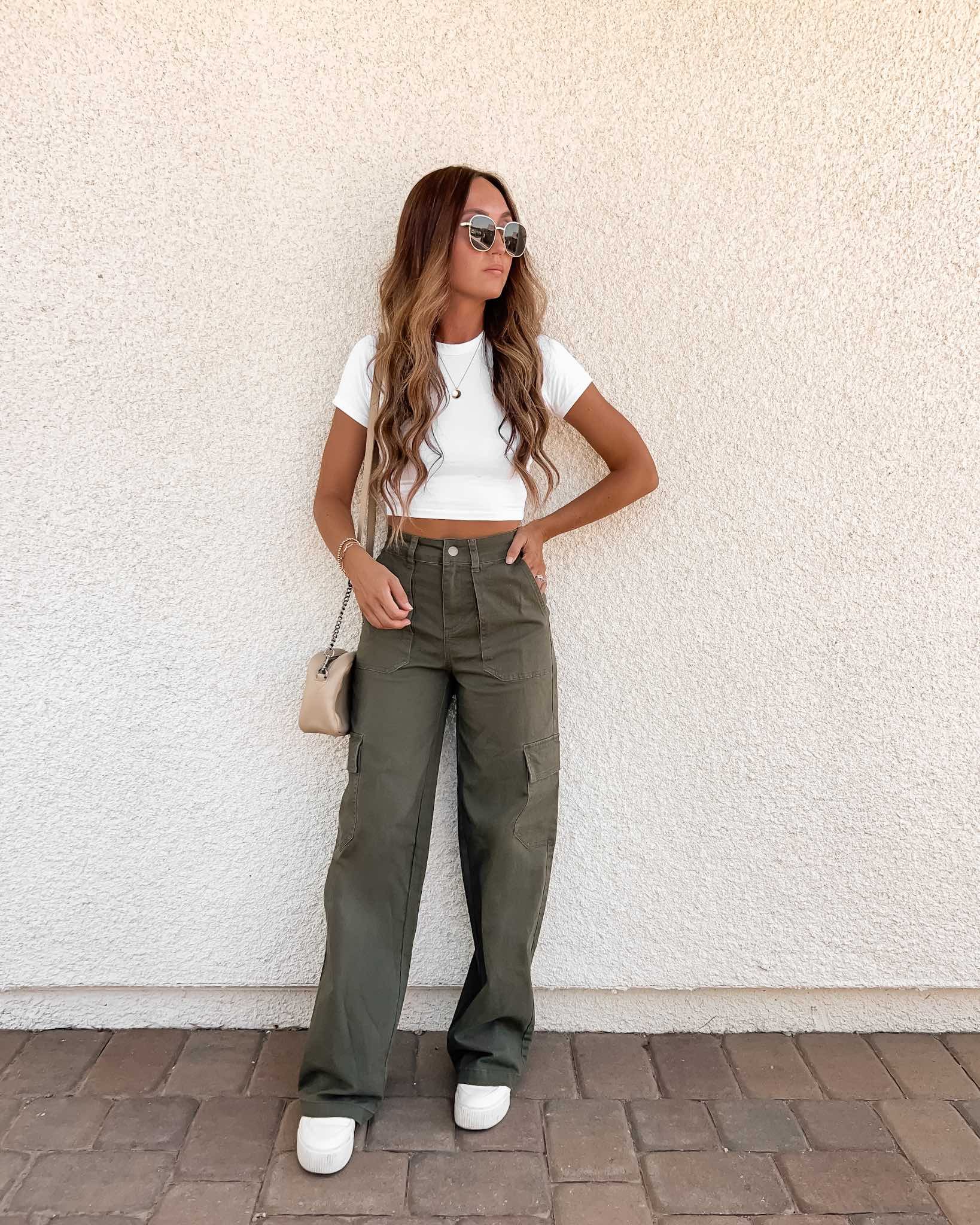 White Cargo Pants with Low Top Sneakers Outfits (17 ideas & outfits) |  Lookastic