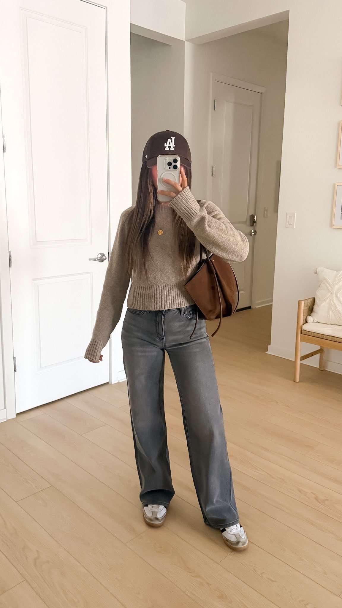 Casual spring outfit with sweater, wide-leg jeans, sneakers