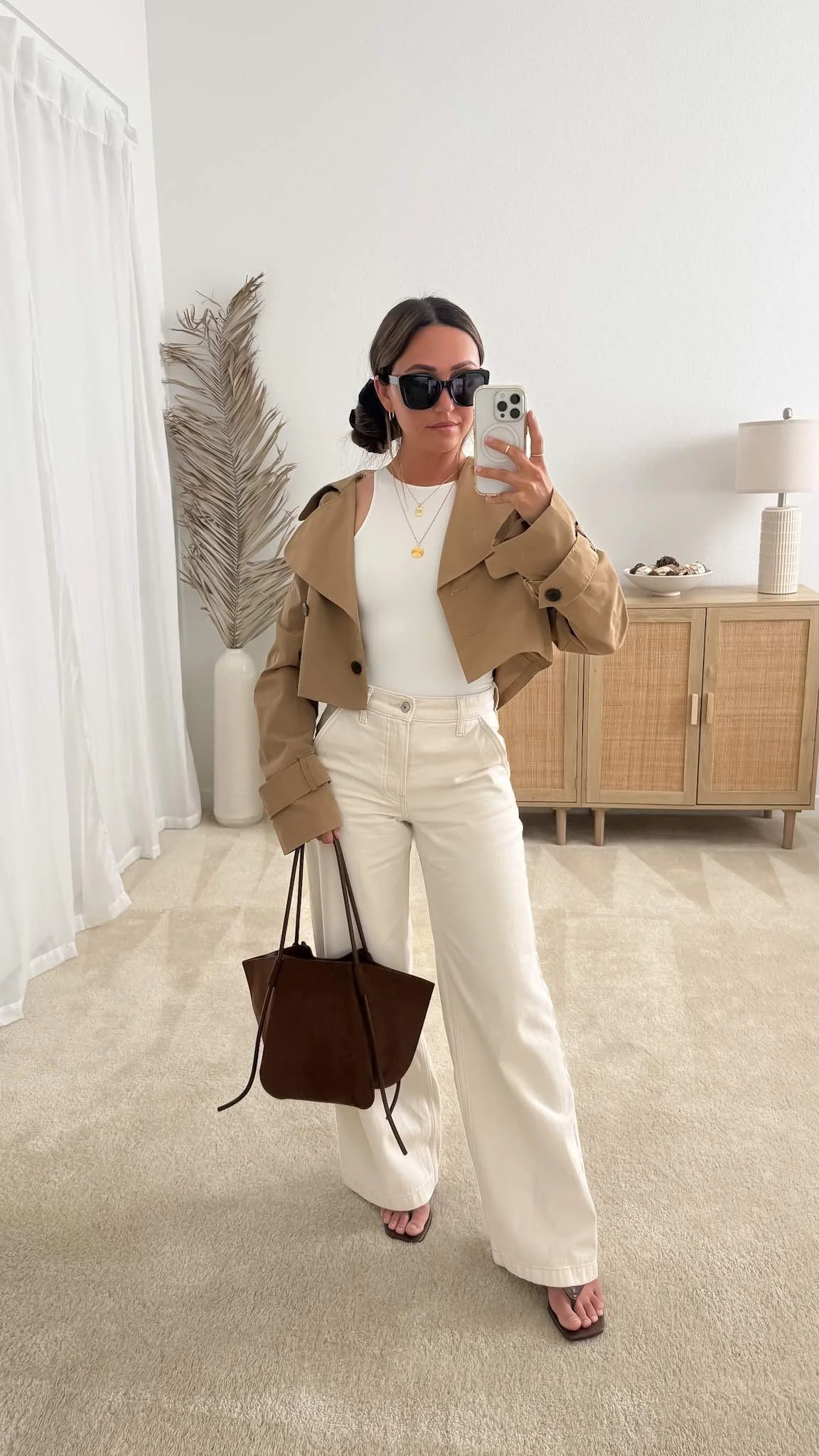 Neutral spring outfit ideas with cropped trench coat, white wide-leg jeans