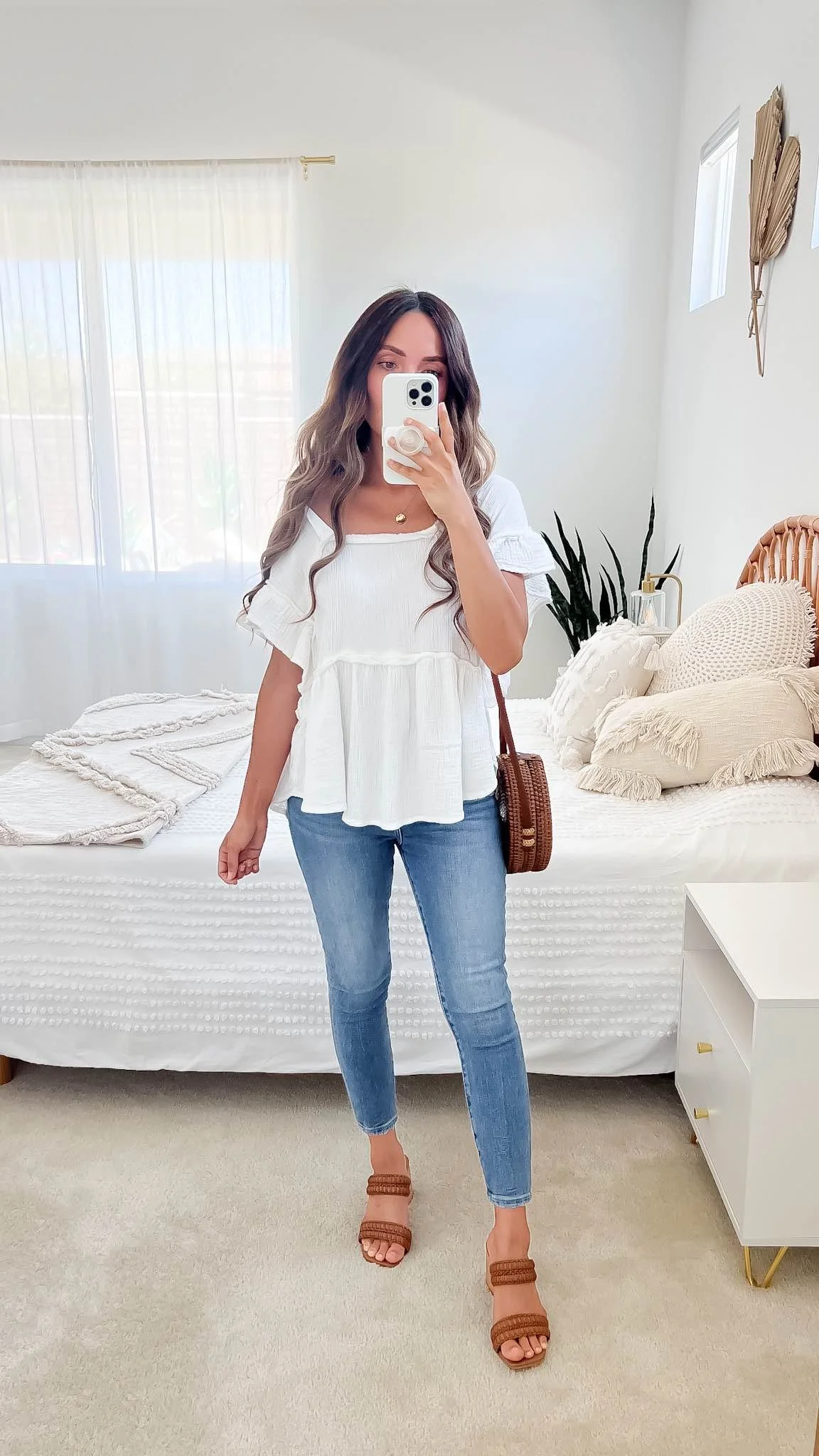 Cute spring outfit with babydoll top, skinny jeans