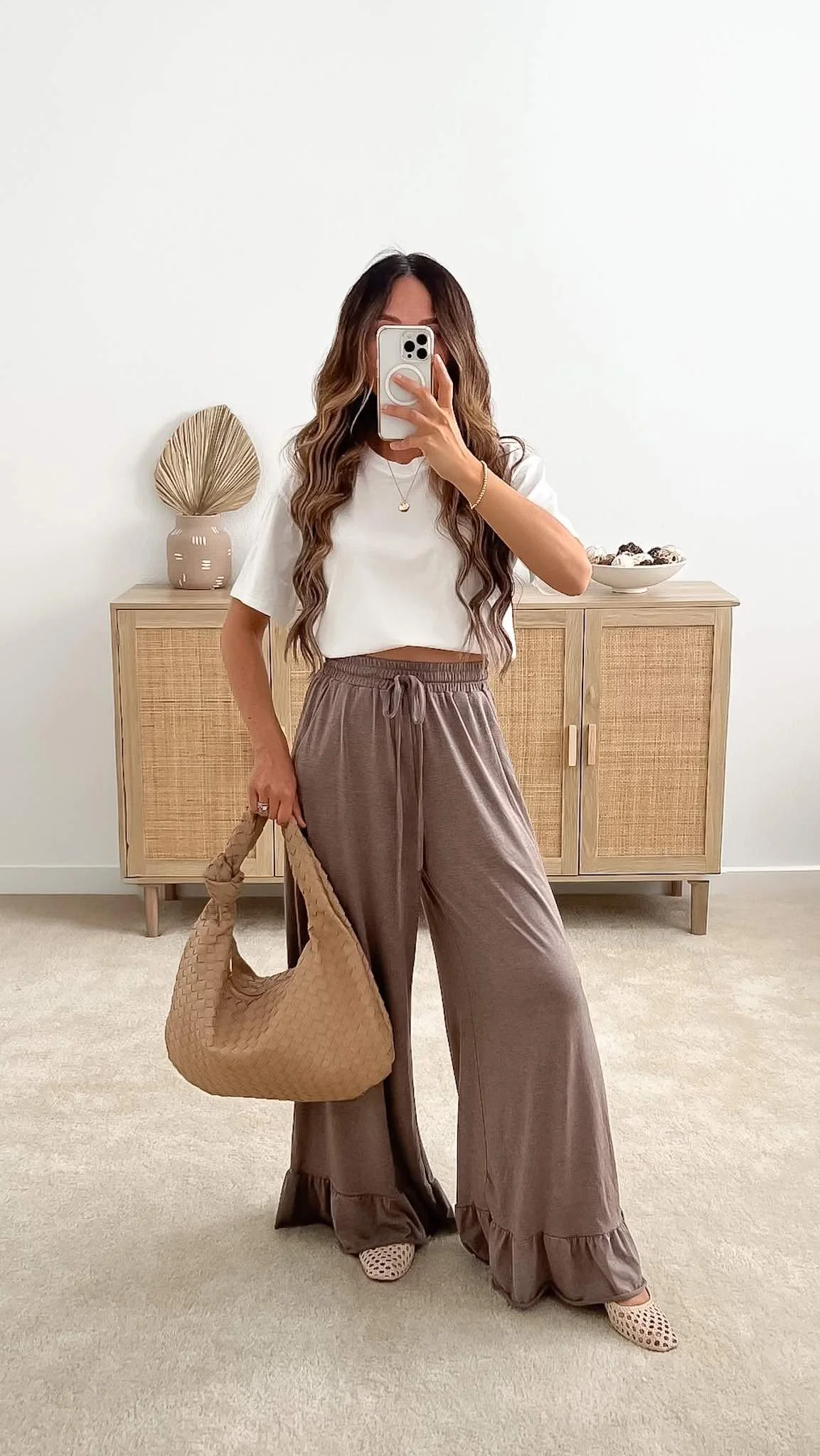 Comfortable Spring Outfit with Wide-Leg Lounge Pants