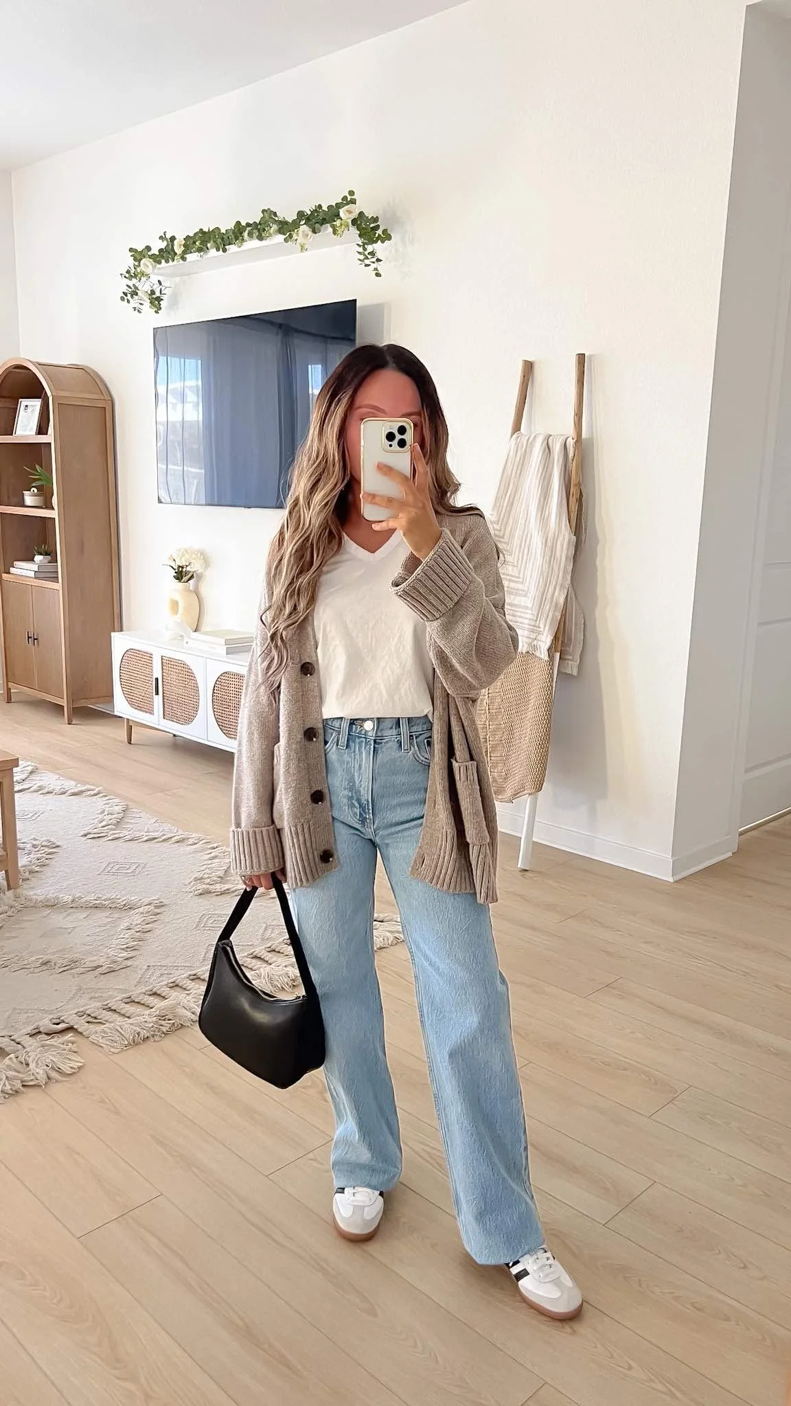 Casual spring outfit with cardigan, straight-leg jeans