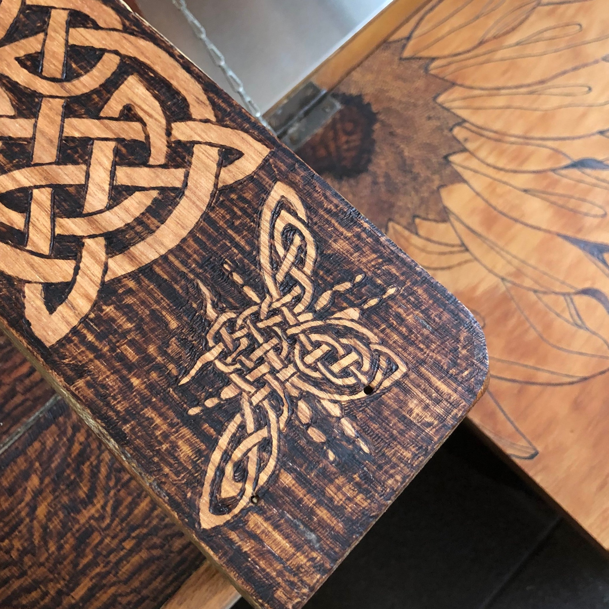 Detail celtic bee