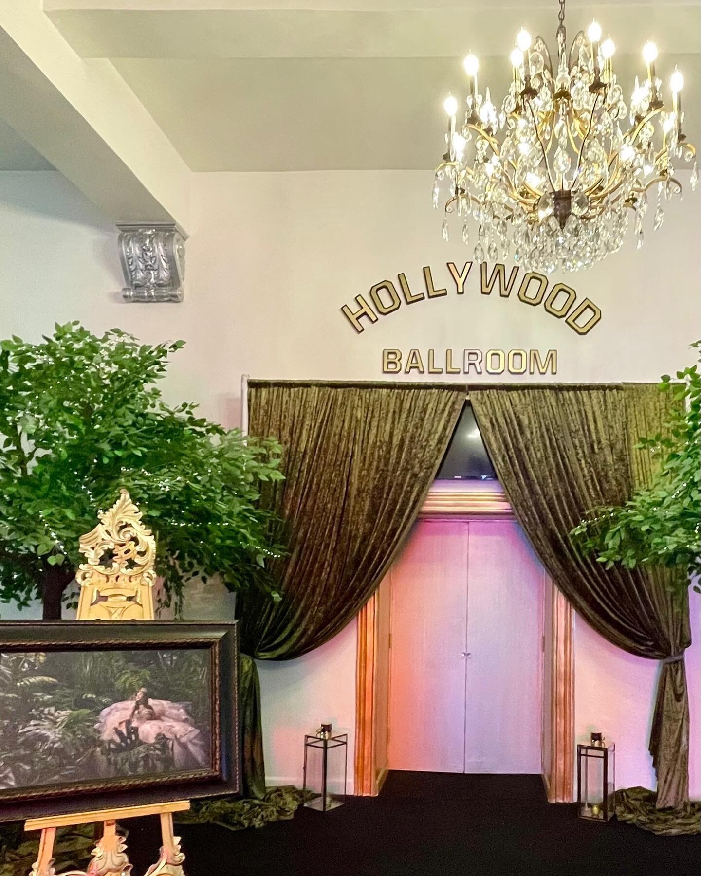 Step into the world of Hollywood glamour at our ballroom, where your Quincea&ntilde;era dreams come to life! Our venue combines sophistication, luxury, and unique personalization to create an unforgettable experience.
