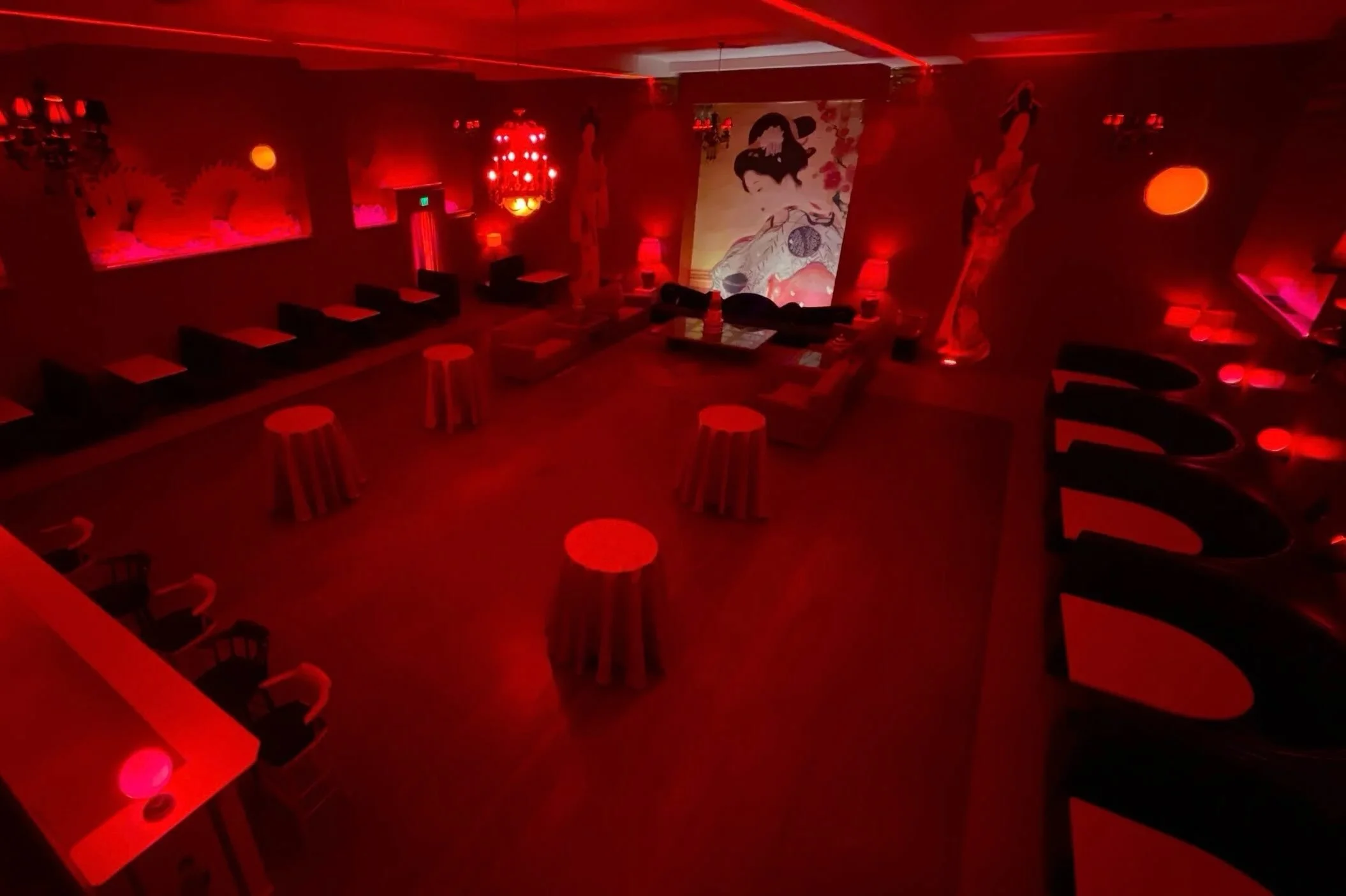 THE GEISHA ROOM

One room, many lives.

Celebrations. Performances. Fashion shoots. Editorials. Late nights.

The Geisha Room is an intimate 150-person space within Casa Vertigo, designed to become whatever the night calls for.

#CasaVertigo #GeishaR