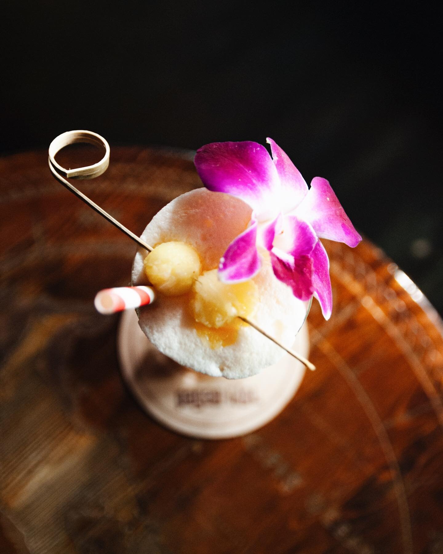 Aloha and Happy Wednesday! What&rsquo;s your favorite Pagan cocktail?? 🍹🌴🥥🍍🏝

Photo by: @alexandragarrett