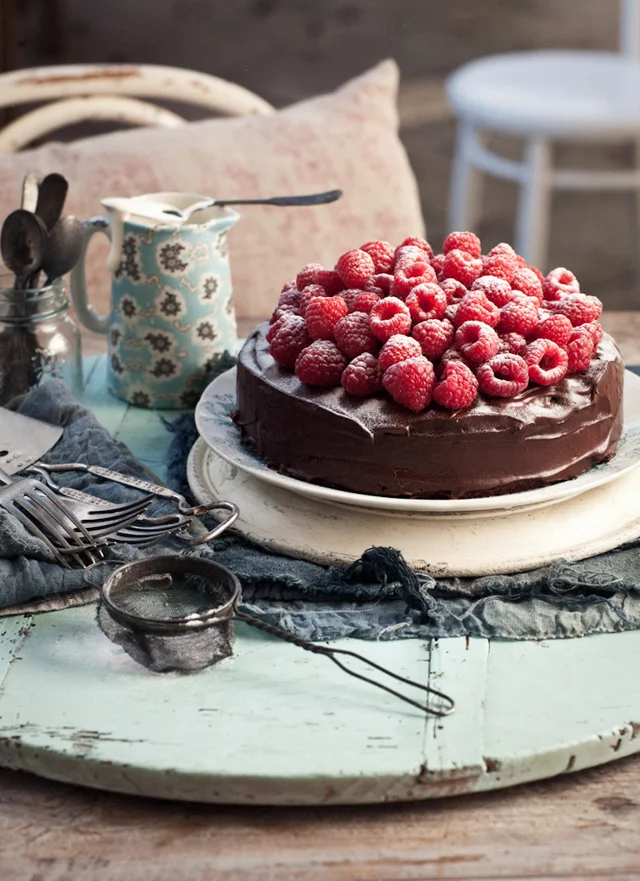 Chocolate-fudge-cake-with-raspberries-amaretto-cream_P.jpg