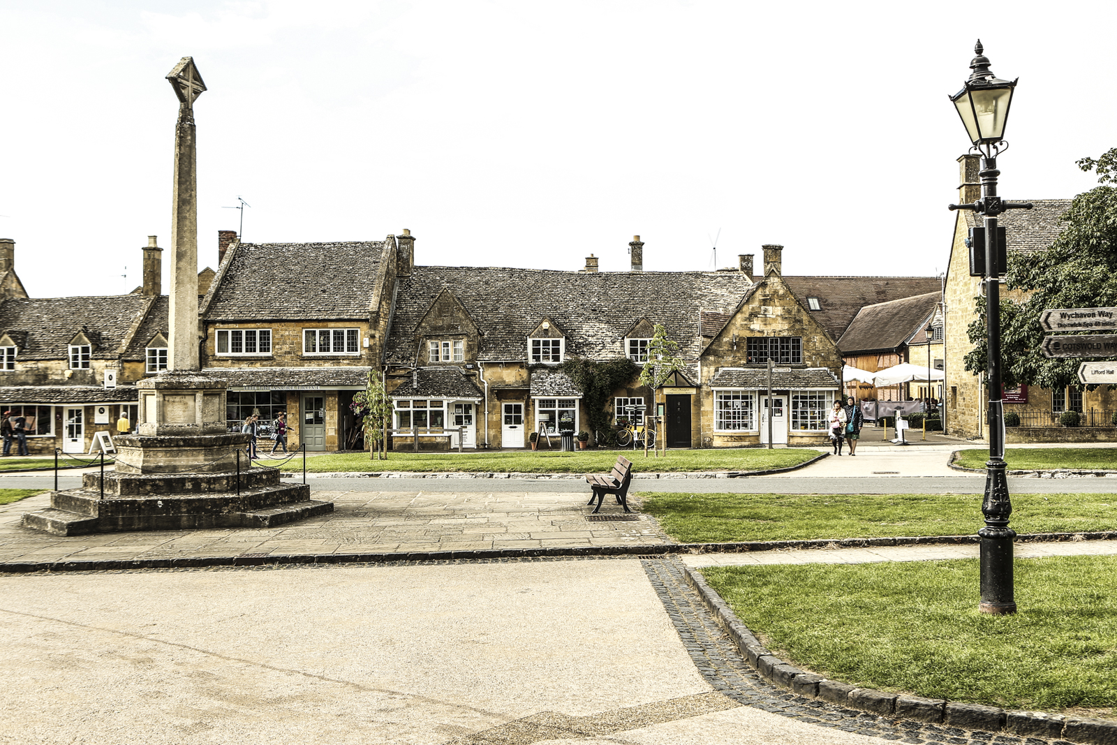 THE BEAUTIFUL MARKET TOWN OF BROADWAY