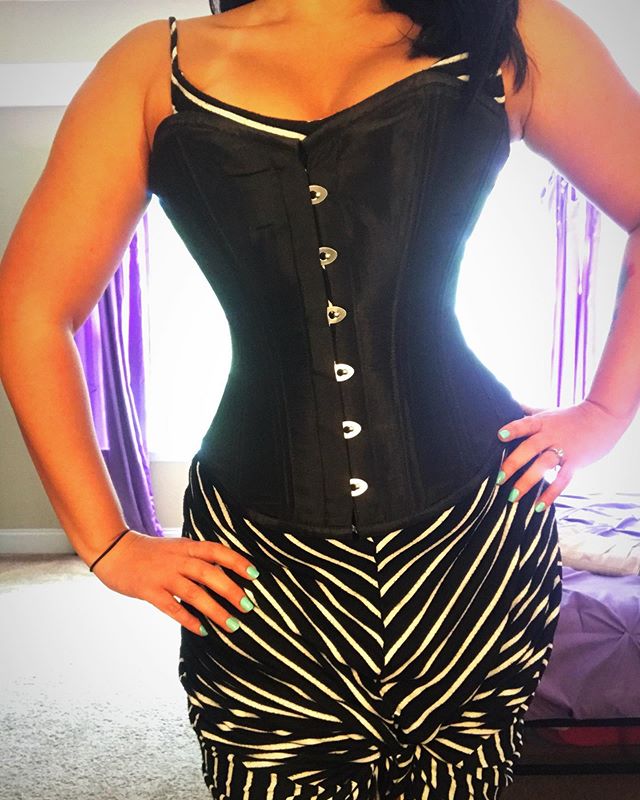 I got this in a clothing exchange. I thought maybe I would start waist training but I don&rsquo;t think I like that it&rsquo;s squishing the top of my hips and making me look like an insect. #curvesnshit #corset #waisttraining #hips #hourglass #curvy