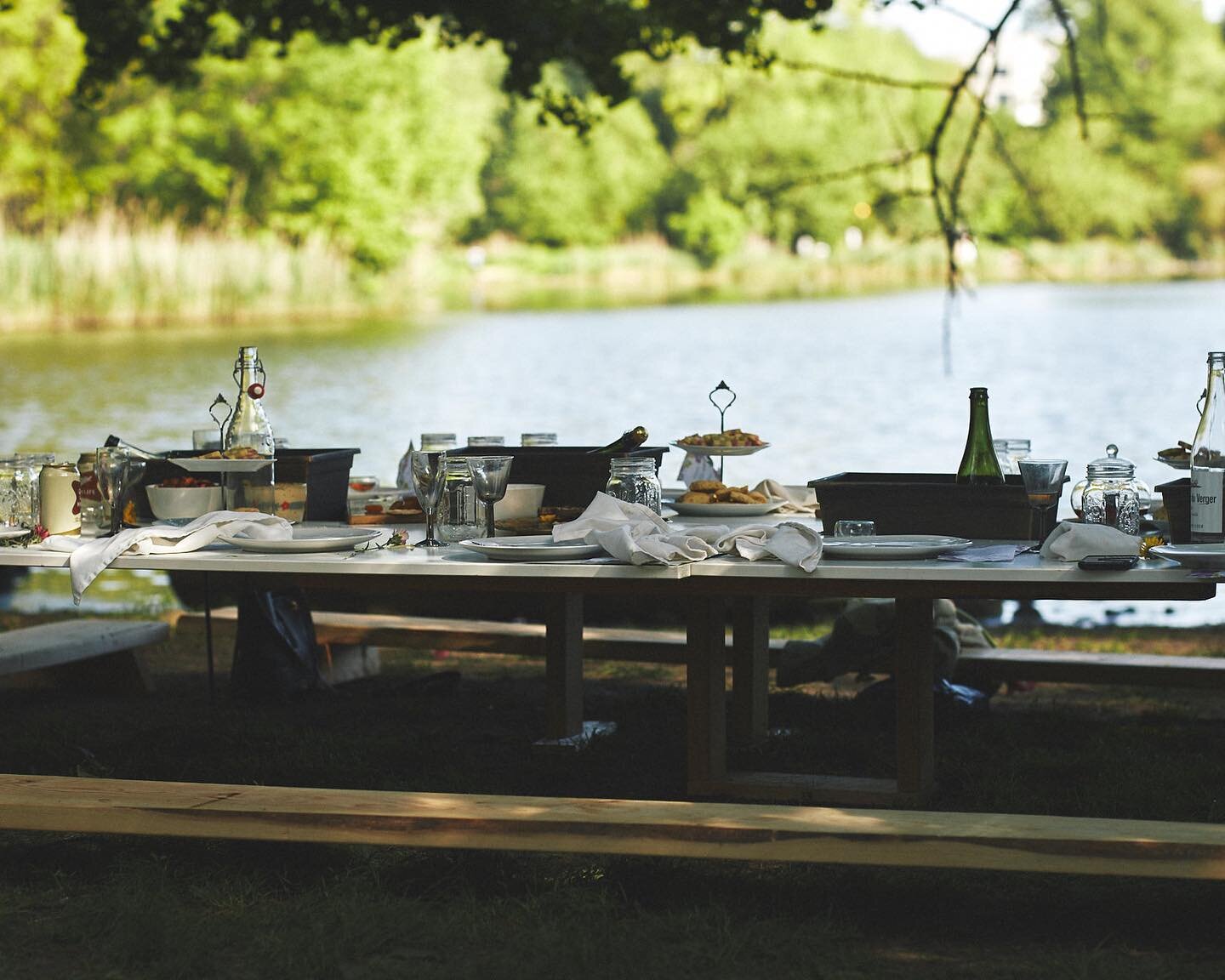 Today is the Flower Full Moon! 🌝 🌸This time last year a group of us dined in the park, delighted by tasty bites by @pagan.craft 🍴 ⁣
⁣
Oh how I wish to be back in the park having a moment like this. Birds singing in the cool spring breeze, bodies w
