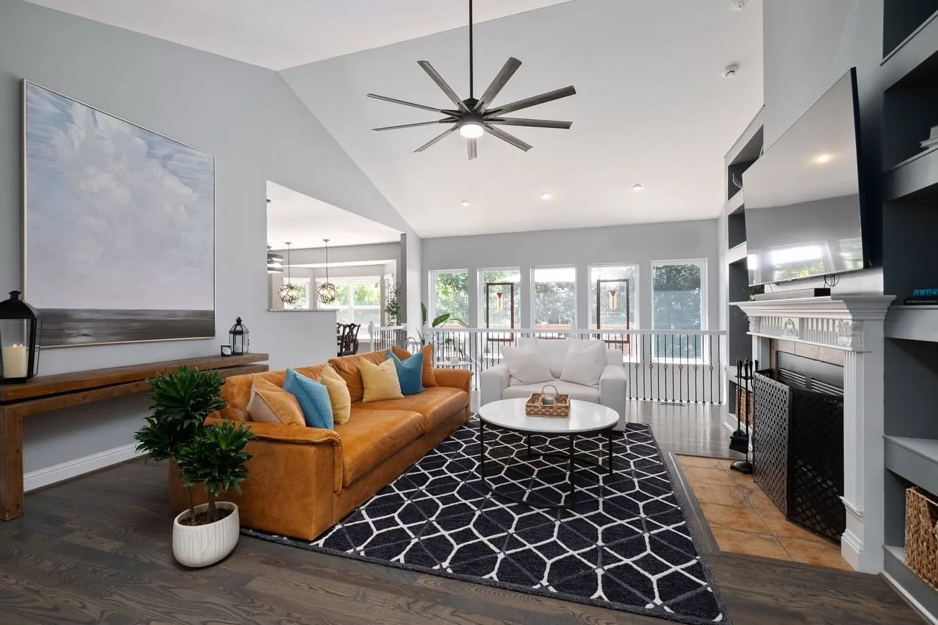 Swipe to see the bird&rsquo;s-eye view of this home in High Ridge 🪴 

📸 @chromaka 
🏡 @sarahjoycehutch 
-
-
-
#stlouisrealestate #stlrealestate #stlrealestatephotographer #stlouisliving #highridgemo #chromaka