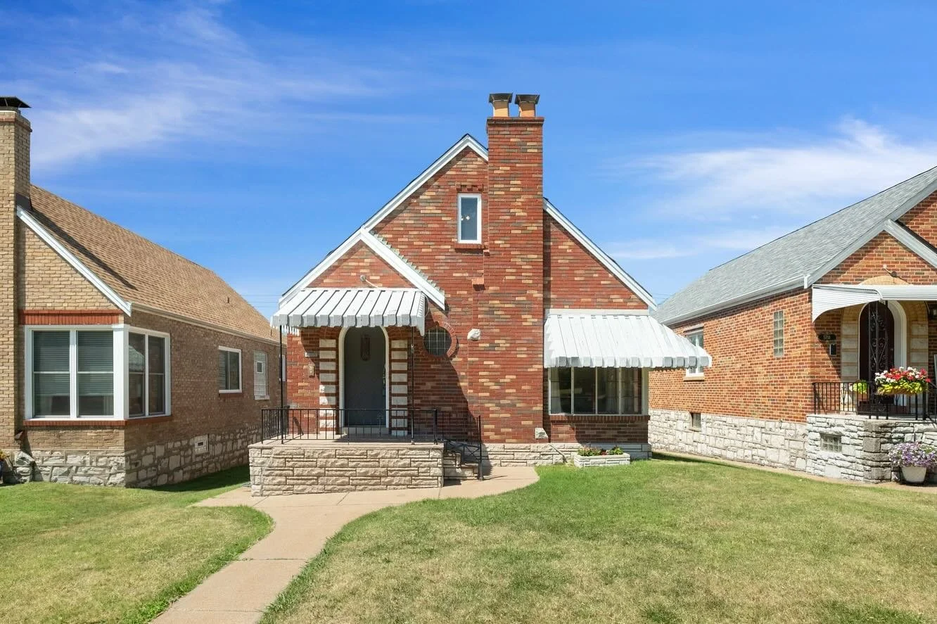 Lovely home located in the North Hampton neighborhood. 🪴 

📸 @chromaka 
🏡 @bethmanlin 

-
-
-
#stlouisrealestate #stlrealestate #stlouisphotographer #stlouisliving #homesforsalestl #dielmannsothebys #chromaka
