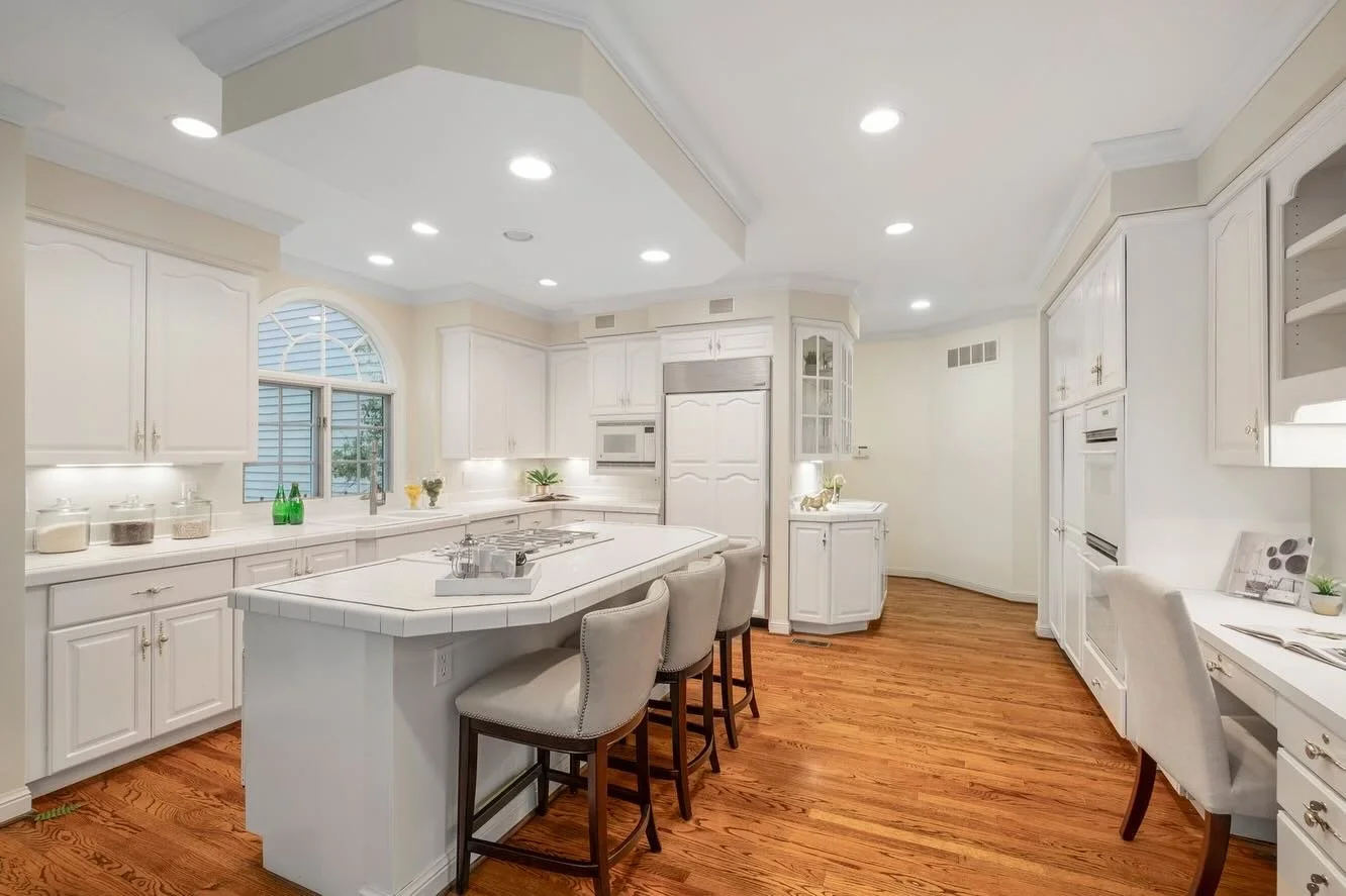 Take a look inside this beautiful home located in Creve Coeur ✨

📸 @chromaka 
🏡 @suziewellshomes 

-
-
-
#stlouisrealestate #stlrealestate #stlouisliving #stlrealestatephotographer #stlouisphotography #crevecoeur #suziewellshomes #dielmannsir #chro