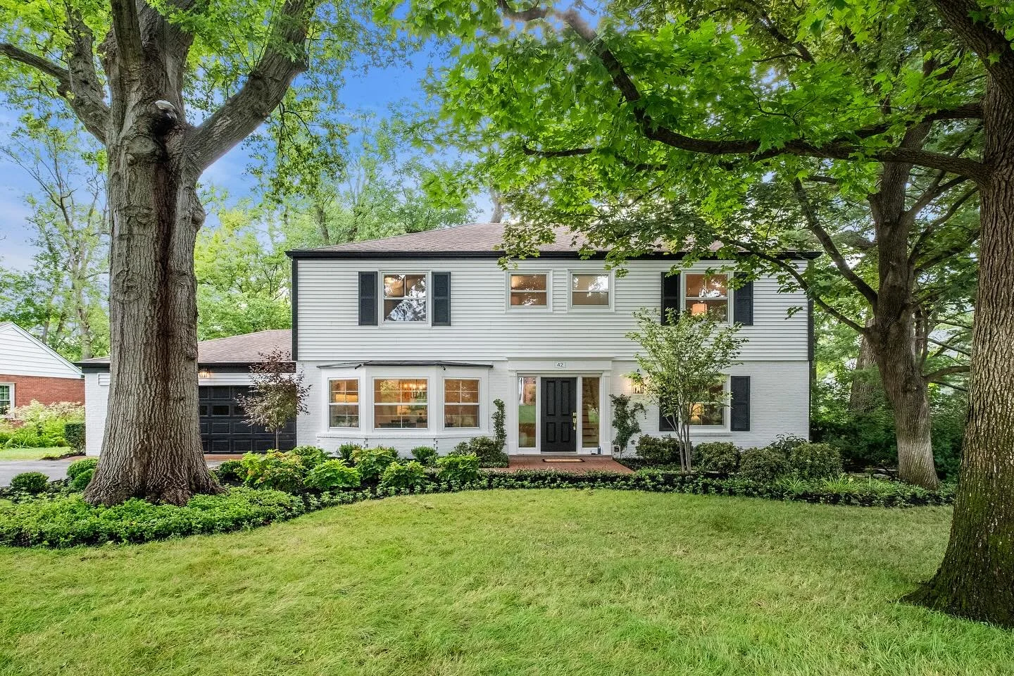 42 Pointer Lane ✨ 
Beautifully updated colonial located in Ladue 
-
-
-
📸 @chromaka 
Listed by @suziewellshomes @lizmcdonaldstl 

#stlrealestate #stlouisrealestate #stlrealestatephotographer #realestatephotography #colonialstylehouse #laduemo #suzie