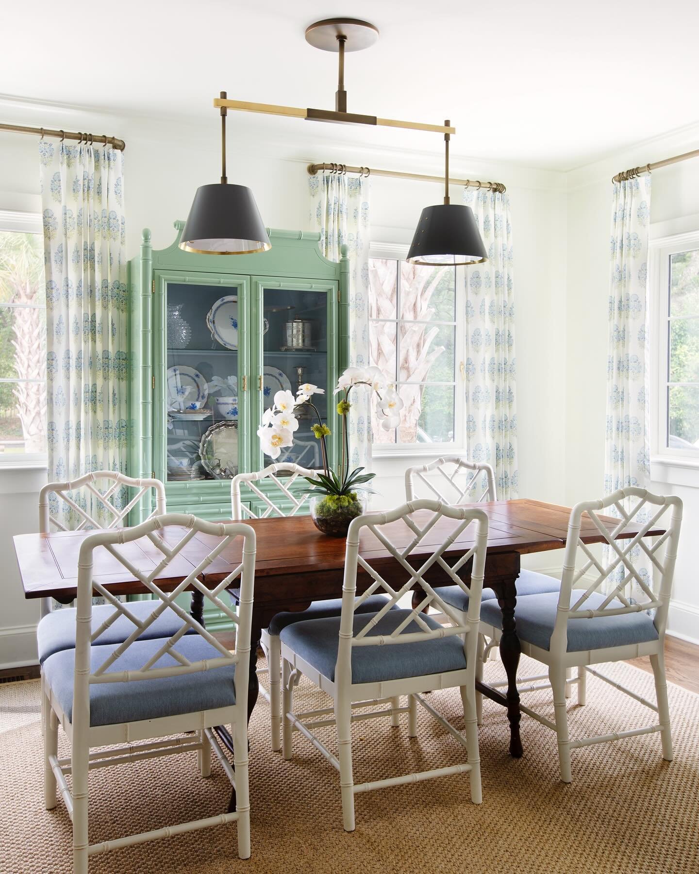 good morning Monday ☀️ bright and happy dining room to start off the week 💫🌿 #mollybasileinteriors 

📸: @margaret.wright