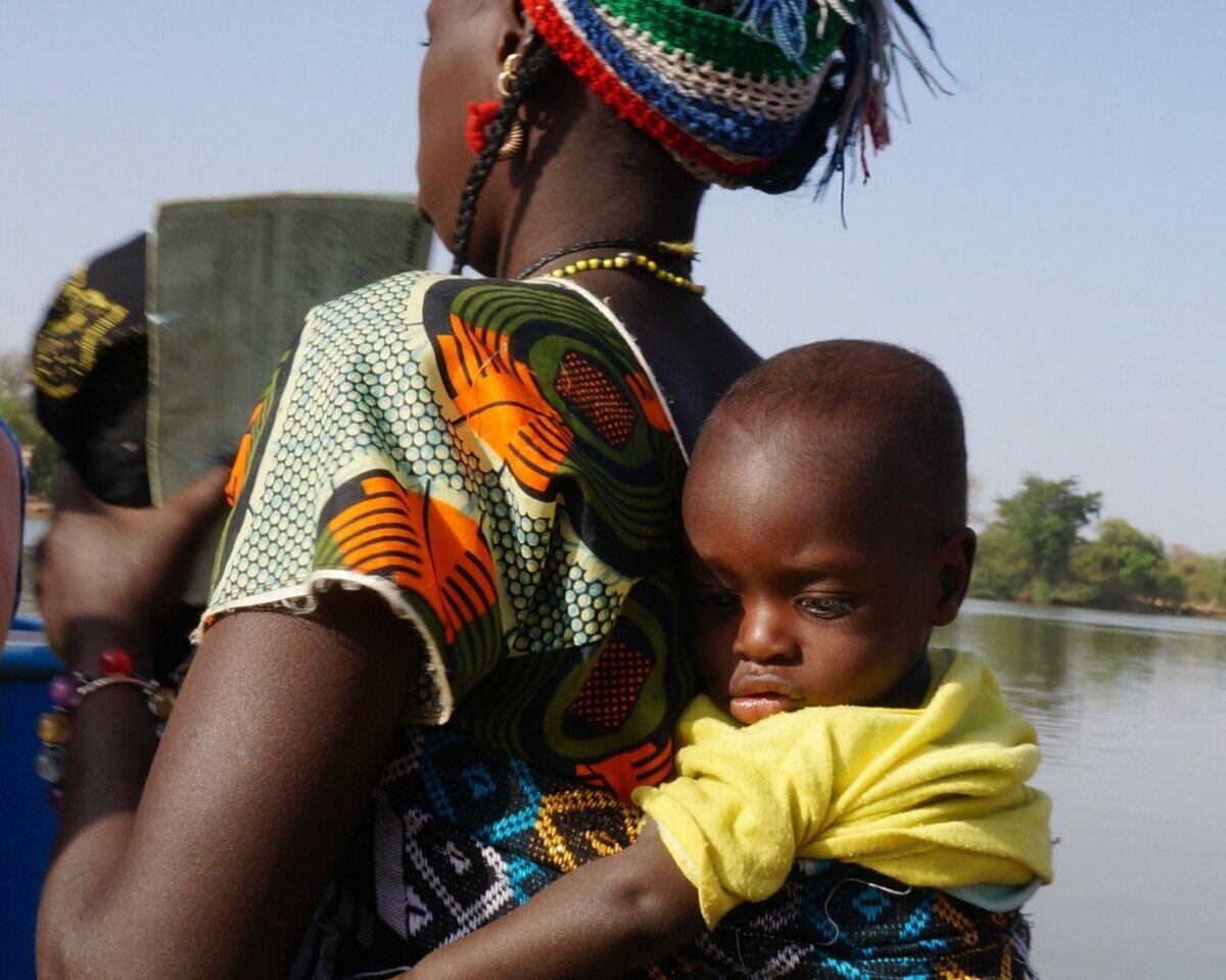 woman_child_carrying_african_black_baby_mom-979253.jpg
