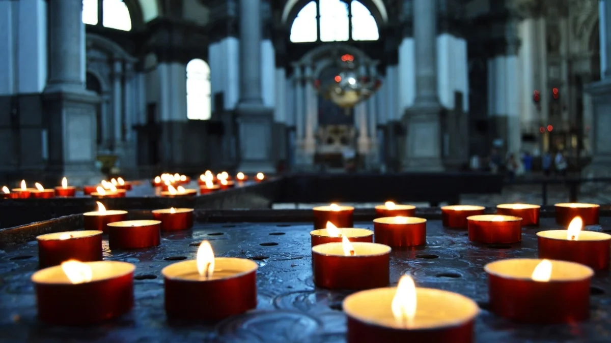 architecture-blur-candlelight-205304.jpg