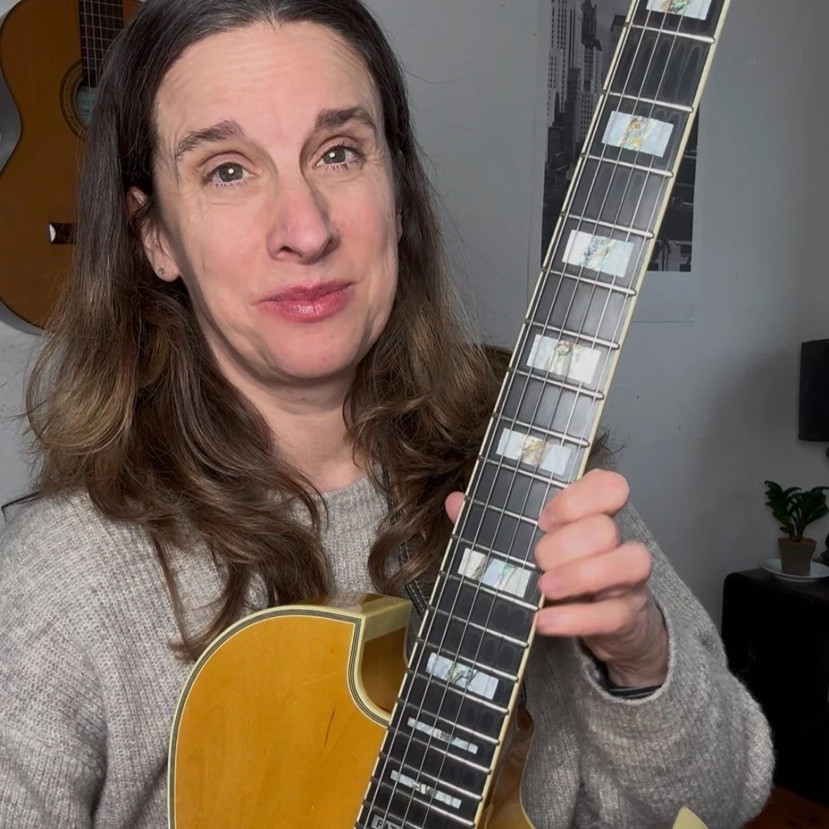 Learning to improvise is one thing&hellip;
but playing a solo that could actually qualify as a &ldquo;jazz guitar solo&rdquo; feels like an entirely different horse. 🐴🎸

We can play the A minor pentatonic over an Am chord (for example).
Or we can p