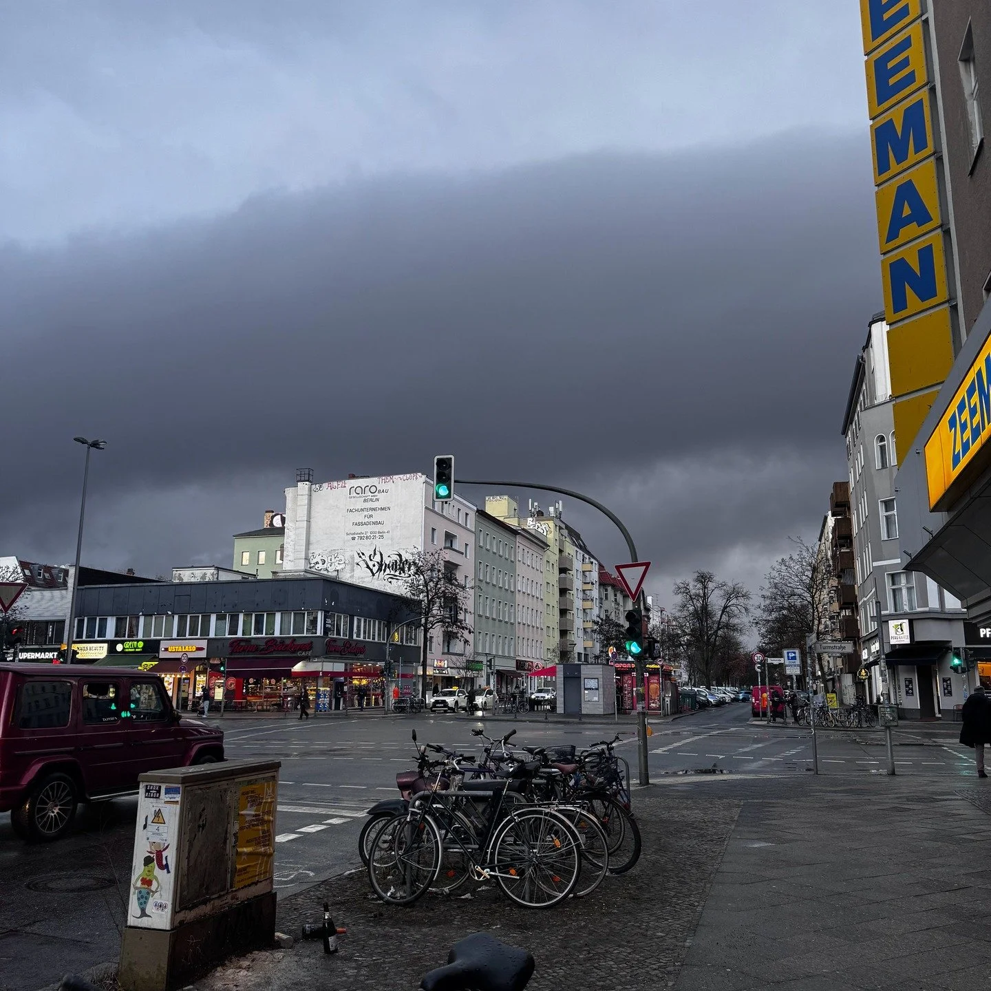 I feel like there is always a better way to explain stuff!! right.
jazz harmony is complexe and what interests me the most is the "schnittstelle" between thinking and playing.

in other words how understanding something, turns into an exper