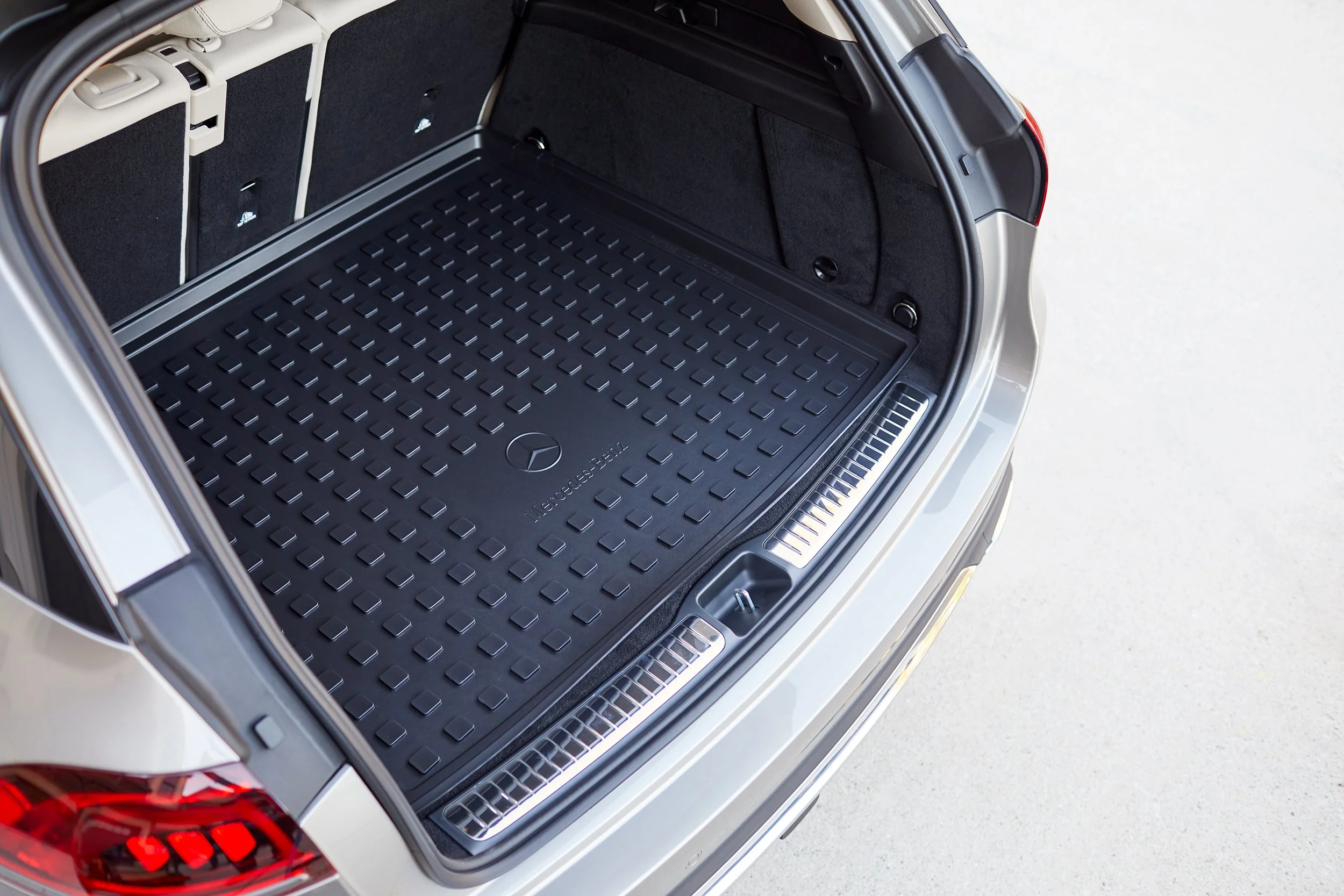 MB_D5_TrunkTray_11565.jpg