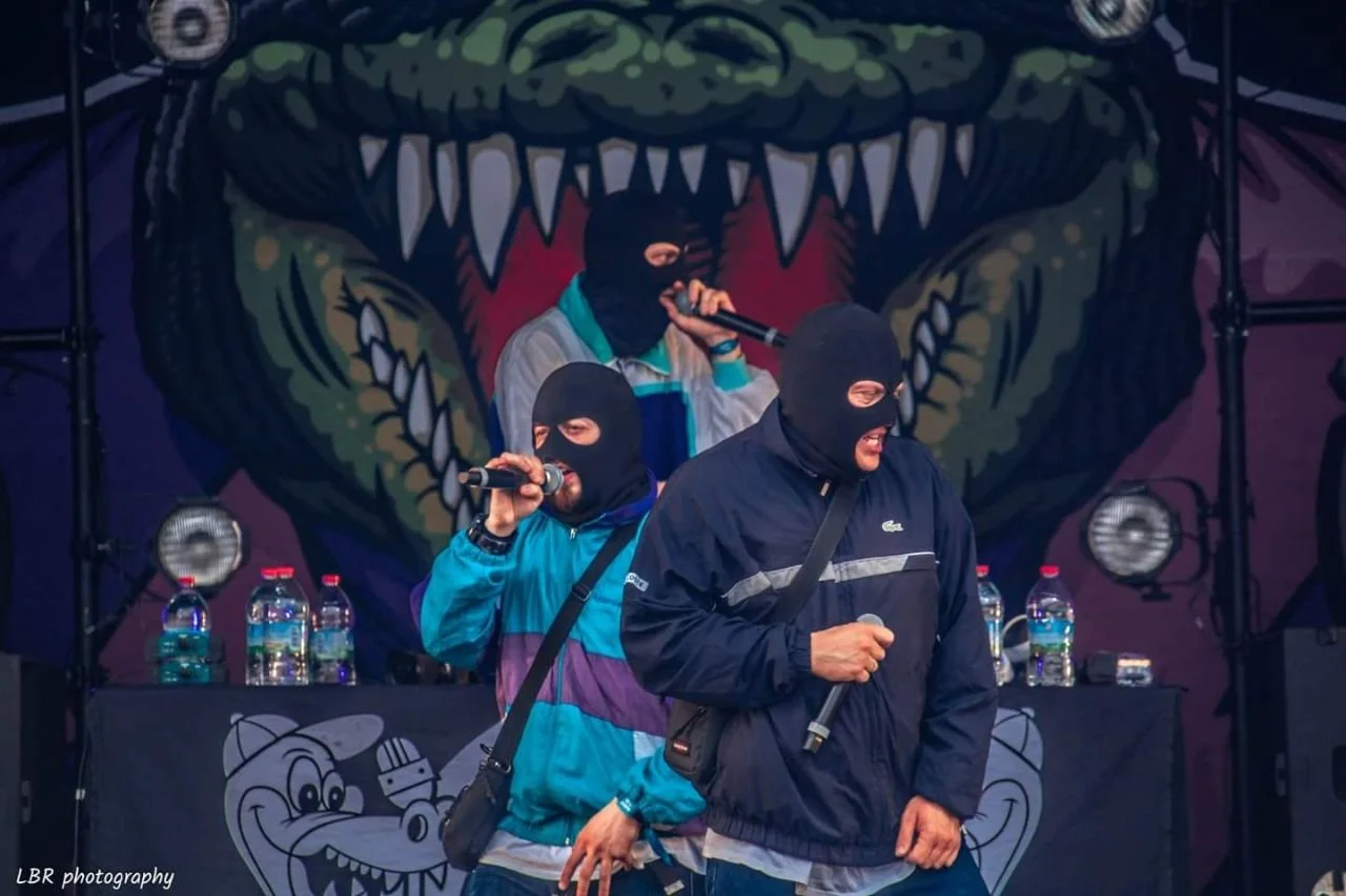 Moscow Death Brigade (MDB), el colectivo que ha hackeado los límites entre el Techno, el Rap y el Punk desde el anonimato de sus máscaras, libera su primer manifiesto instrumental: «CROCO DUB STYLE».