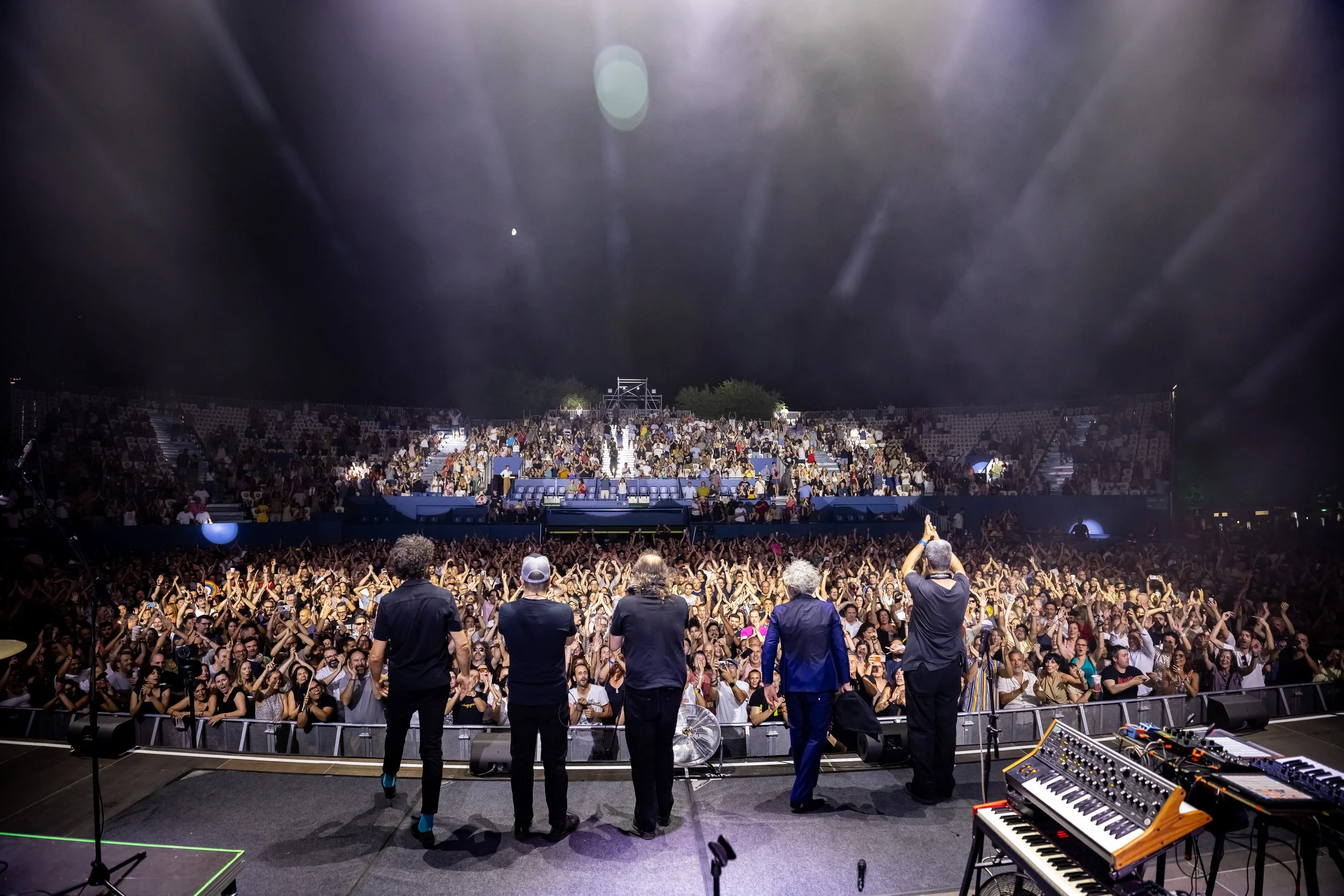 León Benavente cierra por todo lo alto una noche de indie rock compartida con El Mató a un Policía Motorizado en Noches del Botánico