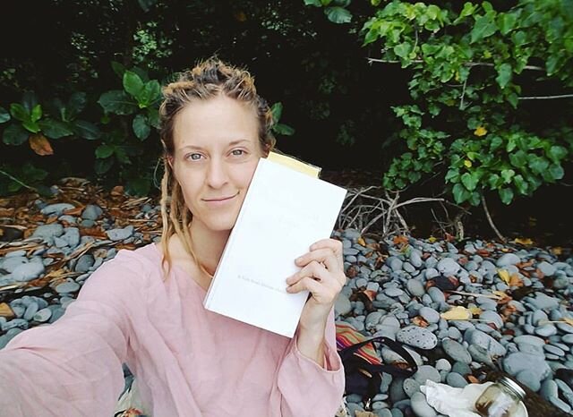 Just wanted to share this ol photo of me in 2017 on my 30th bday on the beaches of Maui, with my favorite book called The Wholeness; A Gift From Divine Mother.
🌴
This was such a transformational time of my life, which I will always be grateful for a