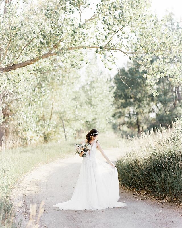 This stunning shot has us daydreaming of the warmer days ahead of us🤍. Featured on: @ruffledblog 
Photography: @sarahporterphotos 
Floral Design: @ribbonandtwinefloral 
Hair &amp; Makeup: @kacie_mcintosh 
Jewelry: @sarahojewelry 
Bridal Boutique: @f