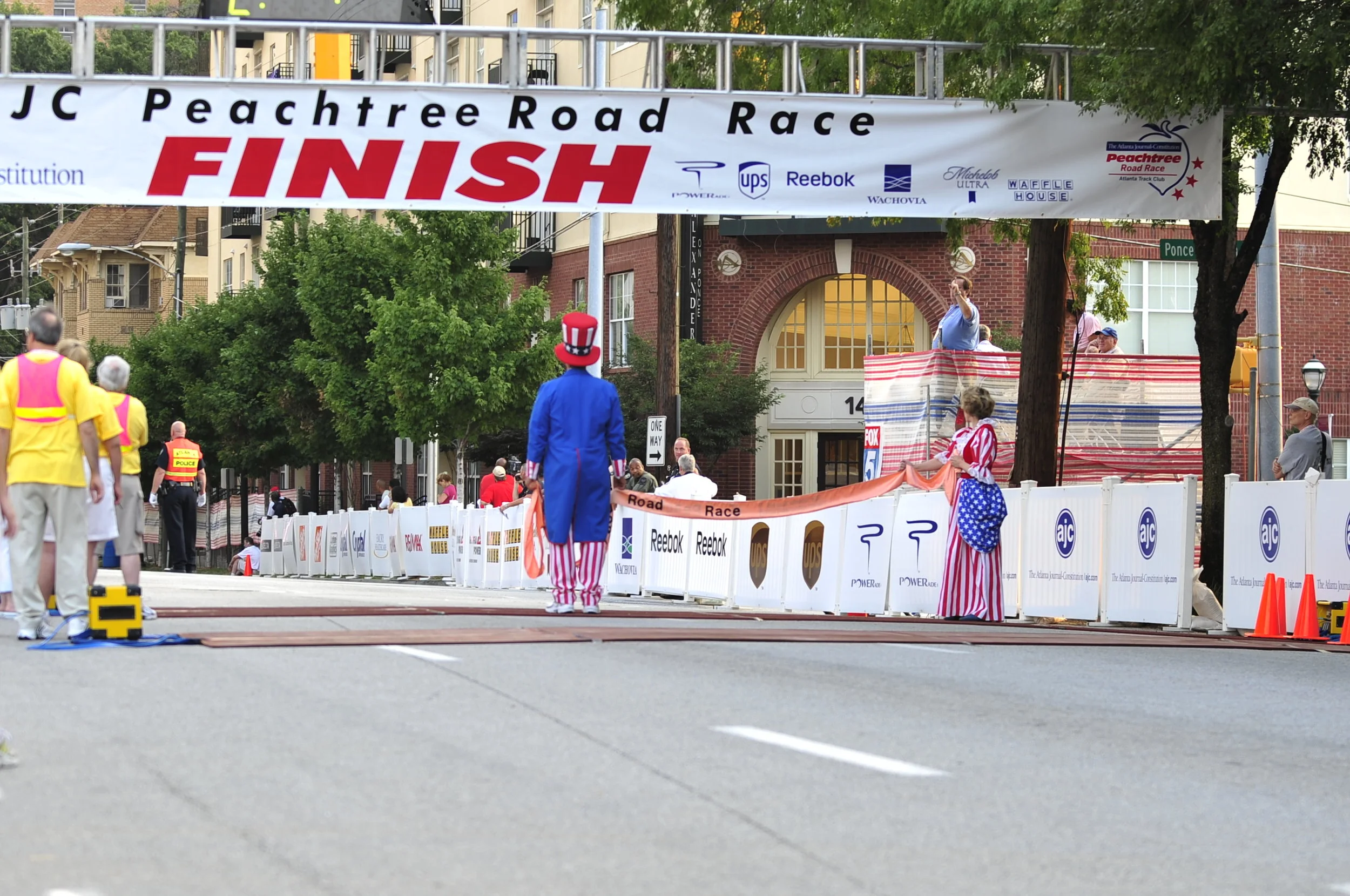 Uncle Sam and Betsy Ross await finishers on Juniper St. in 2008