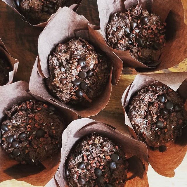 Flourless Chocolate-Almond Zucchini Muffins 😍 With hints of orange and espresso, these decandant and better-for-you muffins are vegan, gluten + refined-sugar free! Paleo and keto friendly as well 👌 Eating in a way that better serves you doesn't mea