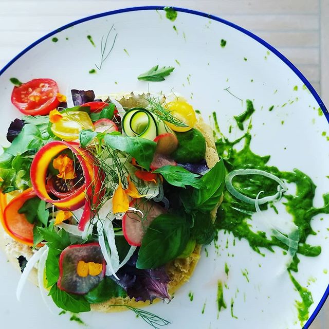 Chickpea Frittata with Spinach-Avocado Goddess Dressing and ALL the fresh veggies...brunch is served!

#plantpower #sundayfunday #sundayvibes #brunch #greenroots #wellnessretreats #privatechef #miami #fortlauderdale #palmbeach #bahamas #greenrootsgou
