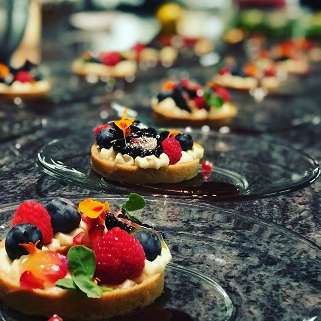 Vanilla Coconut Cream Tartlets with Macerated Berries and Chocolate Mint... a sweet indulgence guaranteed to delight,  this plant-based treat is without refined sugars or dairy to leave you feeling light and vibrant 💚

#veganuary #wholefoodplantbase