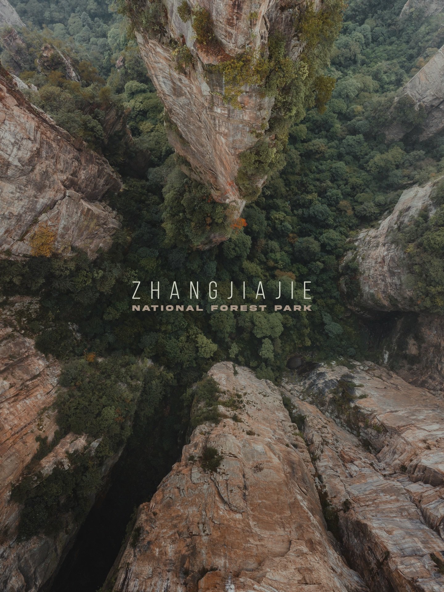 More impressions from our time in Zhangjiajie National Forest Park 🇨🇳 It&rsquo;s almost impossible to grasp the scale of this place: the Hallelujah pillar in the final image rises 1,080 m into the sky! The weather didn&rsquo;t fully cooperate, but 