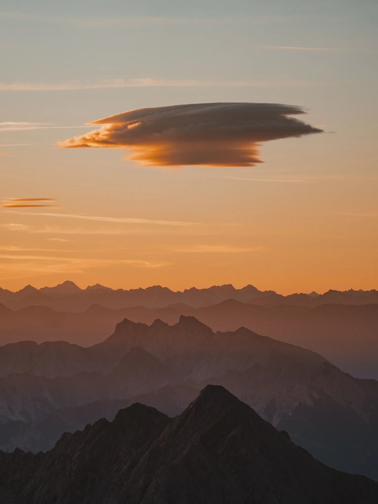 Encounters of the third kind at the top of Germany 👽 Sunrises at the Zugspitze are always a treat, but this one felt especially otherworldly. As the first light hit the peaks, these trippy saucer-like clouds drifted overhead, looking as though they&