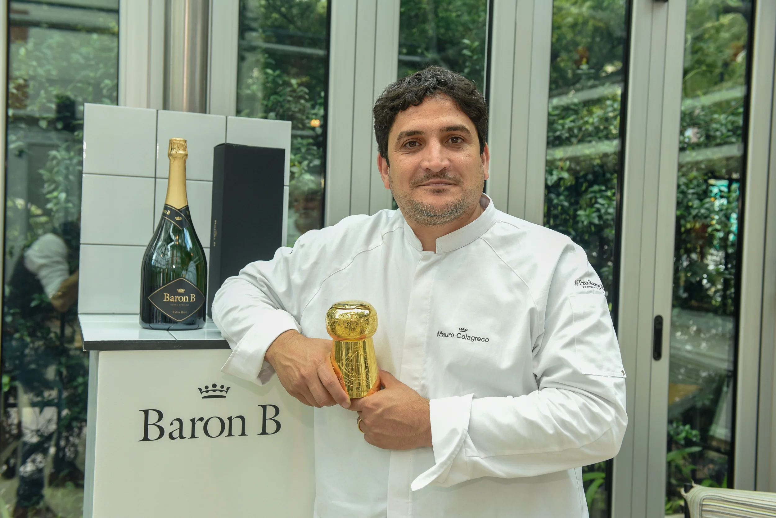 Mauro Colagreco junto con el Un corcho Prix Cuisine tallado por Juan Carlos Pallarols como reconocimiento a su trayectoria .jpg