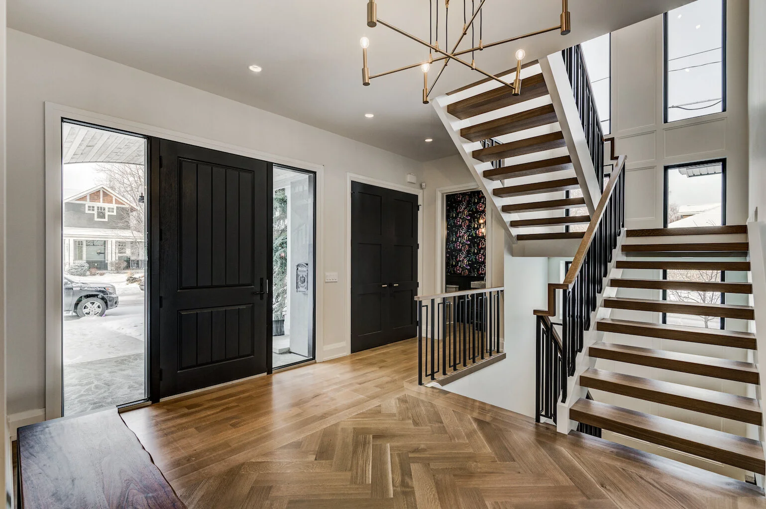 SAM 1424 Photo 2 Foyer.jpg