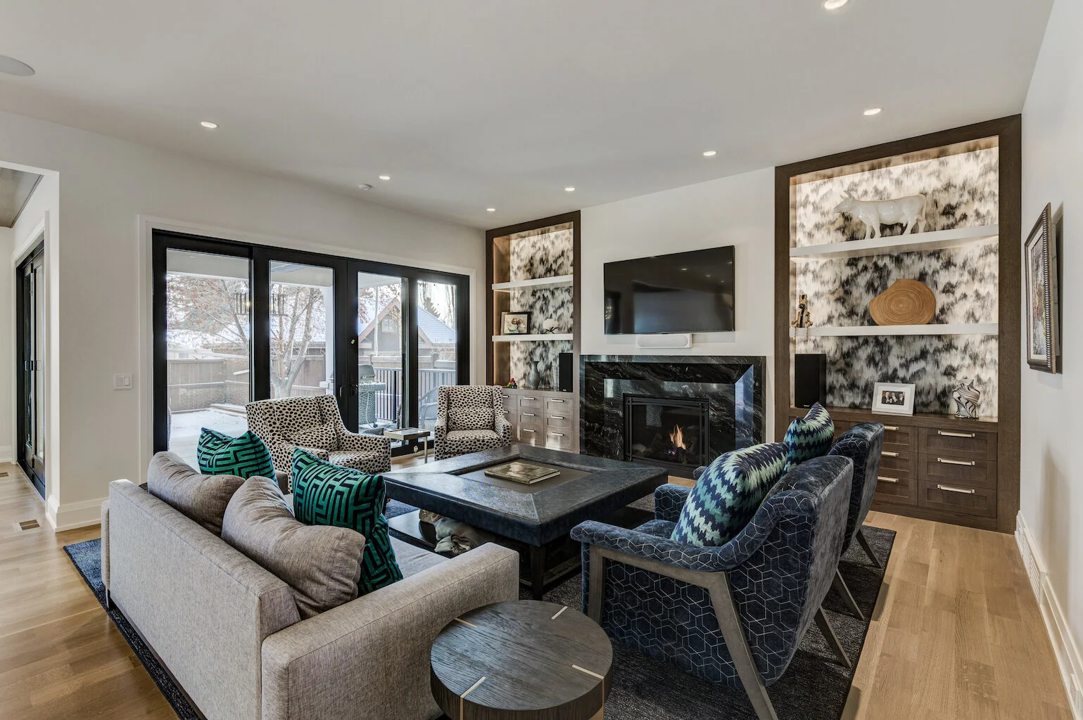 SAM 1424 Photo 5 Living Room.jpg