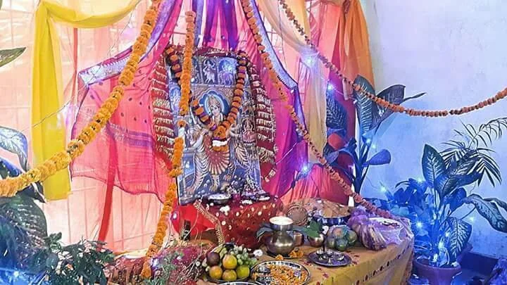 नवरात्री के पर्व पर सजा हुआ निशि श्रीवास्तव के घर का मंदिर