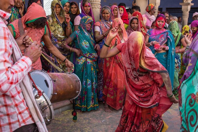 Women dance to folk songs all the time during the Holi festival © Alexander Mazurkevich/Shutterstock