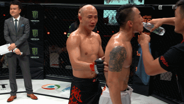 LEGEND 12 66kg Final 刘连杰与都力勒对战,由刘连杰胜出,双双为胜利祝贺!