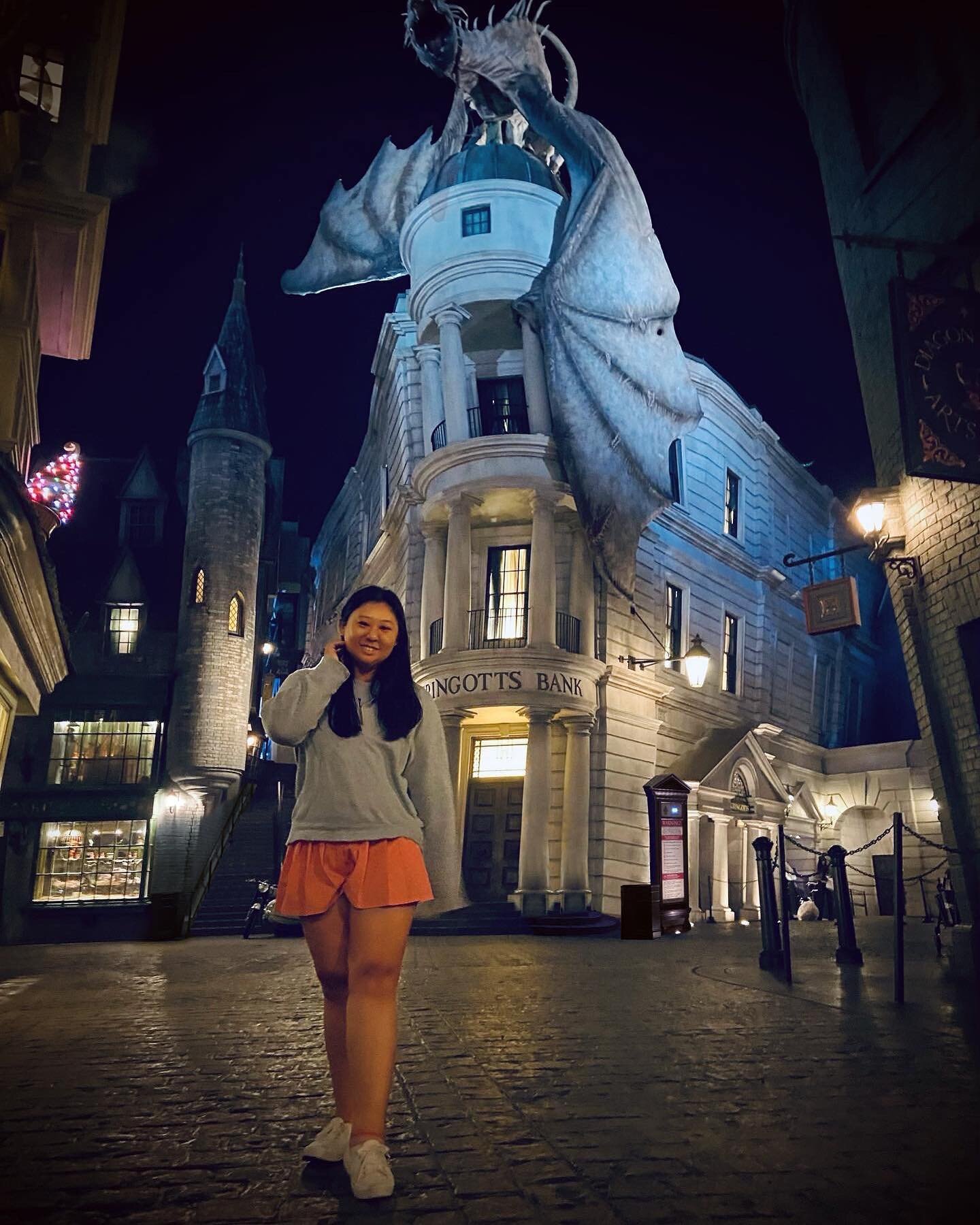 Scroll through to see how I snuck into Hogwarts&hellip; I think Malfoy would be proud 🙃🪄
.
.
.
#hogwarts #harrypotter #harrypotterworld #universalstudios #diagonalley #hogsmeade #hogwartsexpress #knockturnalley #gringotts #harrypotterfan #hogwartsc