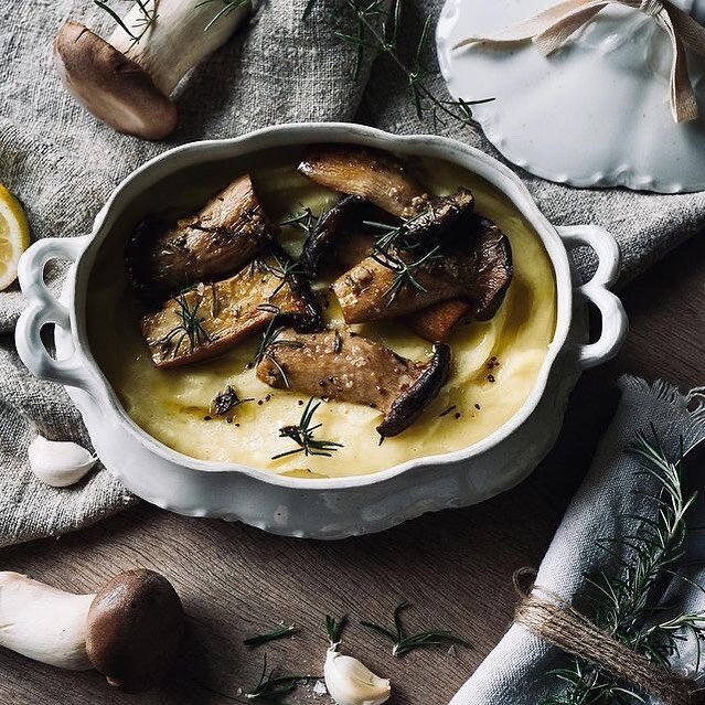 This week has gone by so s-l-o-w-l-y for me 🙇🏻&zwj;♀️Not minding it one bit  but has put me in the mood for something really grounding and warming ⭐️ ✨
⠀⠀⠀⠀⠀⠀⠀⠀⠀
My favorite go-to when I&rsquo;m in a mood like this is mushrooms 🍄- porcini, oyster,