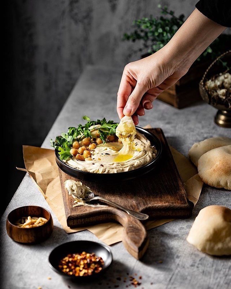 I feel like chickpeas have the short end of the stick when it comes to #plantproteins! No one gets excited about chickpeas ❌🤪like EVER! 
⠀⠀⠀⠀⠀⠀⠀⠀⠀
So here is hummus making chickpeas SEXY🔥🌶
⠀⠀⠀⠀⠀⠀⠀⠀⠀
What else do you do with your hummus? 🧐
.
.
.
.