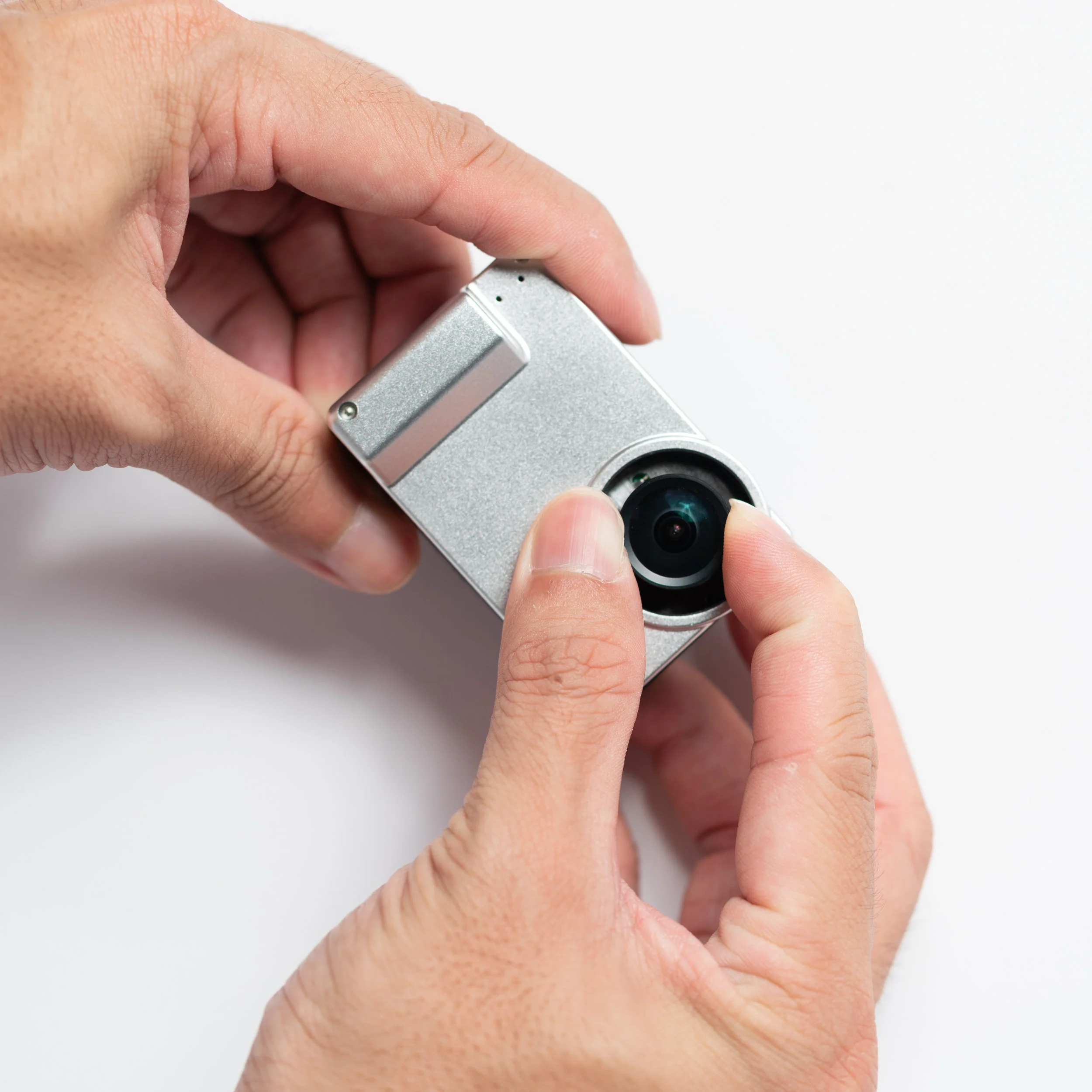 1. Remove the kit lens by twisting it counter clockwise and unscrewing it completely.