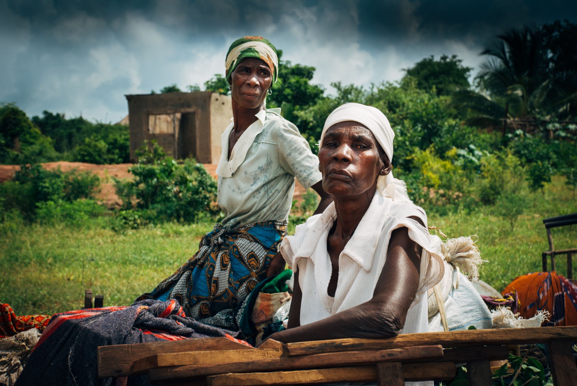I Mozambique er det ofte bestemødre som forsørger store barneflokker. Foreldregenrasjonen er rammet av AiDS. Denne damen hadde 13 foreldreløse barn og forsørge.