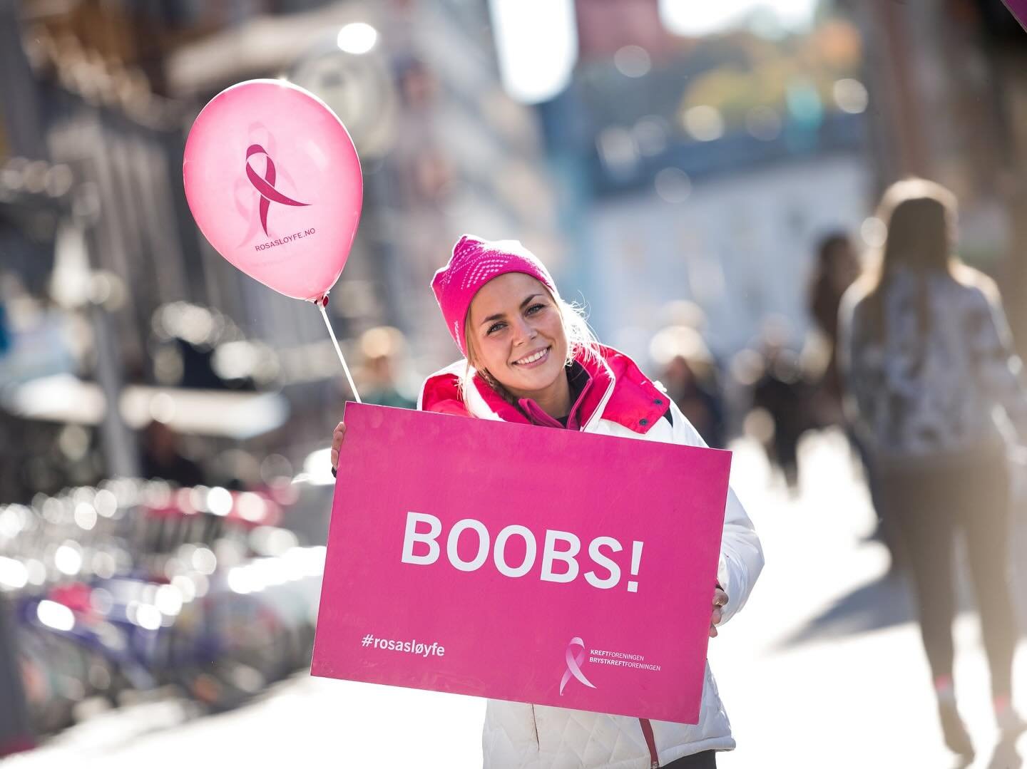 L&oslash;rdag 12.10 er det &laquo;oktoberl&oslash;pet&raquo; til inntekt for rosa-sl&oslash;yfe aksjonen og vi &oslash;nsker &aring; gi de som deltar p&aring; l&oslash;pet 20% p&aring; mat hos oss. Vis frem start-nummeret s&aring; f&aring;r du 20% av