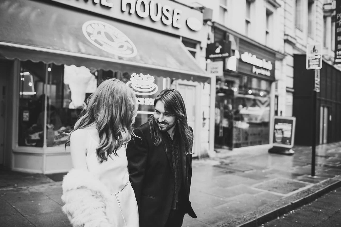 A little moment on the streets of London.

I love this city, its energy, its diversity, the feeling that anything is possible here. As a London photographer, I&rsquo;m always inspired by its people, its many layers, and the stories it holds.

A simpl