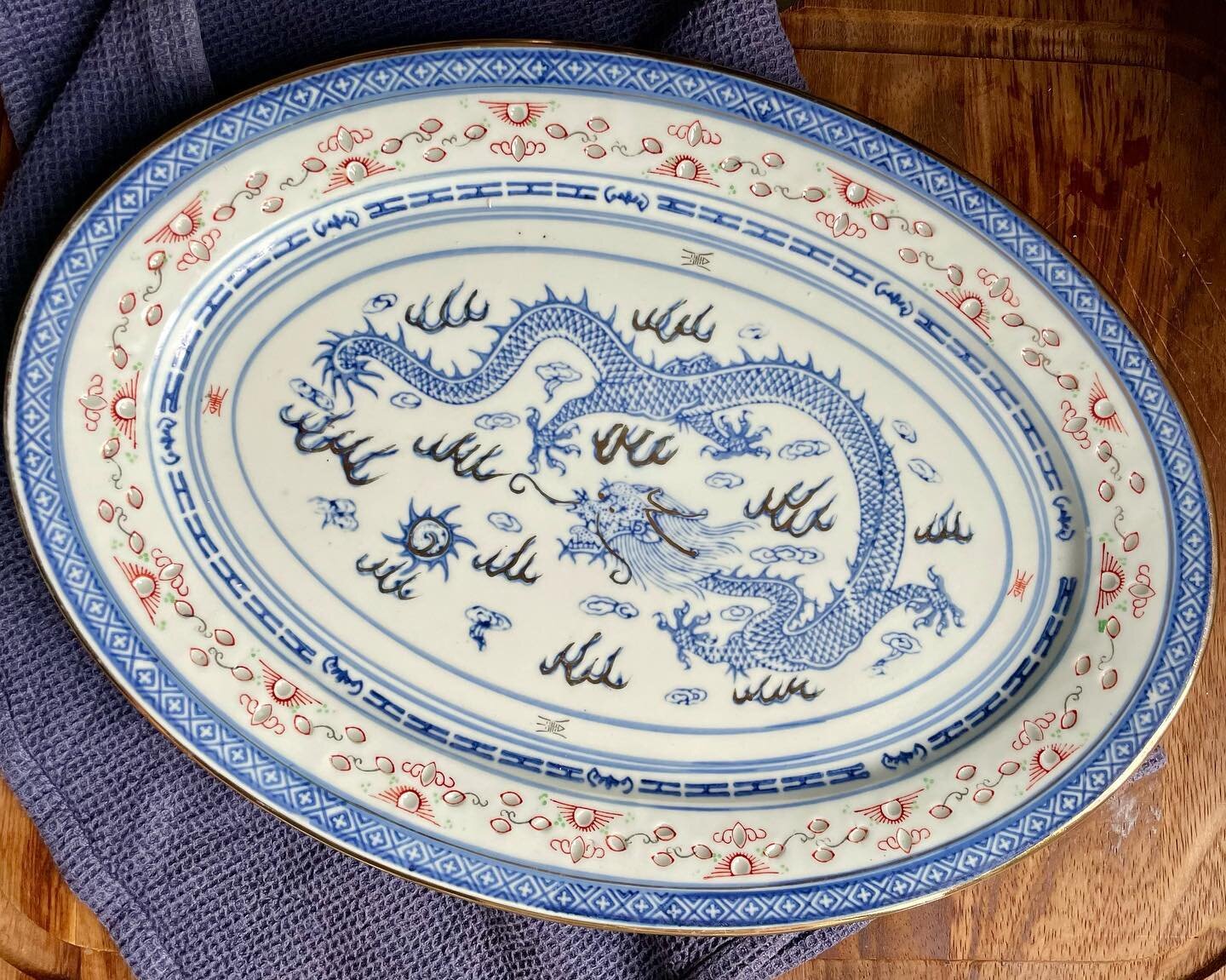 🐉🥢🧧 Looking ahead to Lunar New Year of the Wood Dragon (starting 10th February 2024), I&rsquo;m investigating ways in which the dragon shows up on our plate in Chinese food culture (part 7️⃣)

This recognisable blue and white porcelain design is k