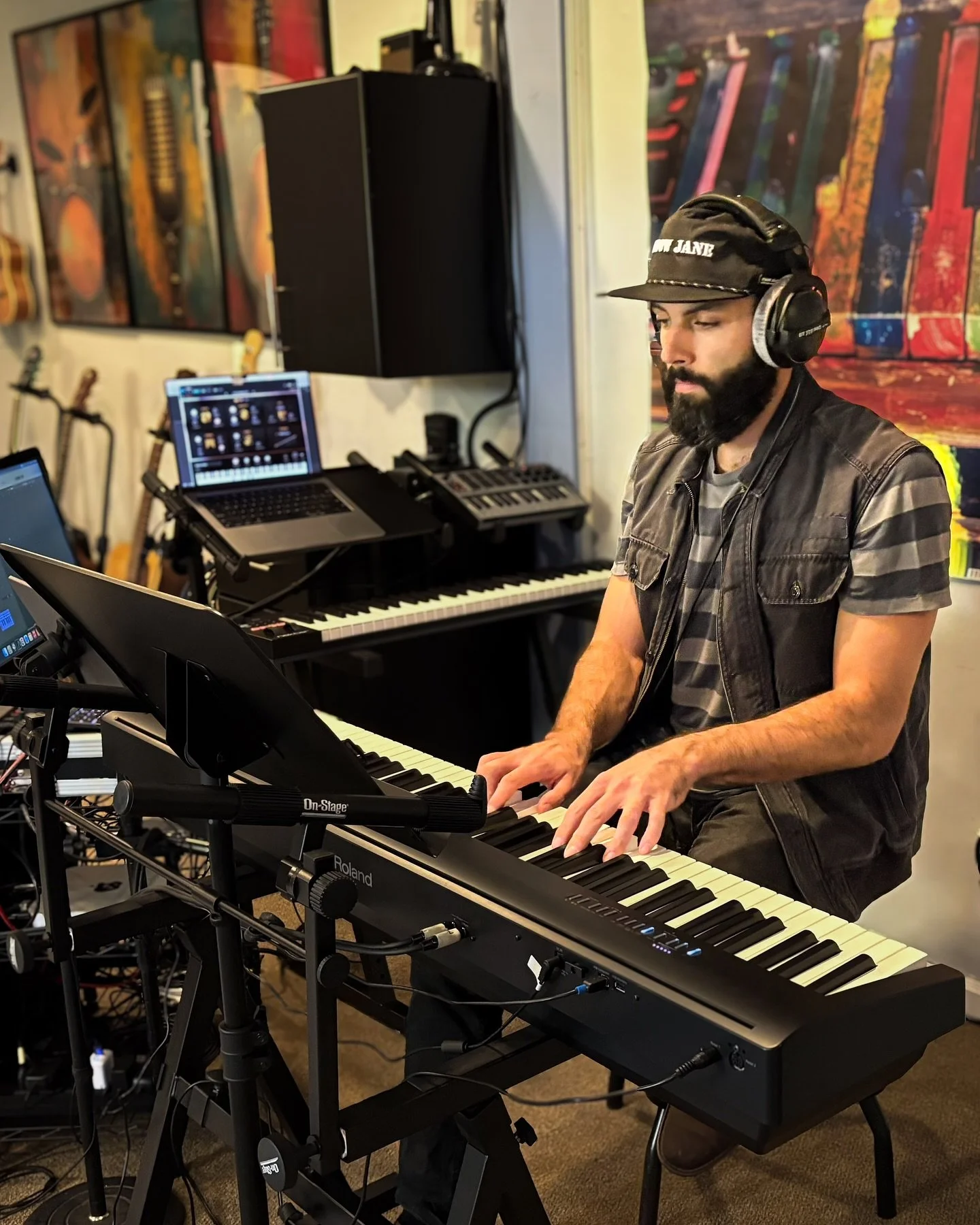 Back down south seasoning the proverbial stew
.
@hiddencreekmusic 
.
#musicstudio #nashville #acousticguitar #keyboard #nashvillestudio #musicproducers @gibsonguitar @uaudio