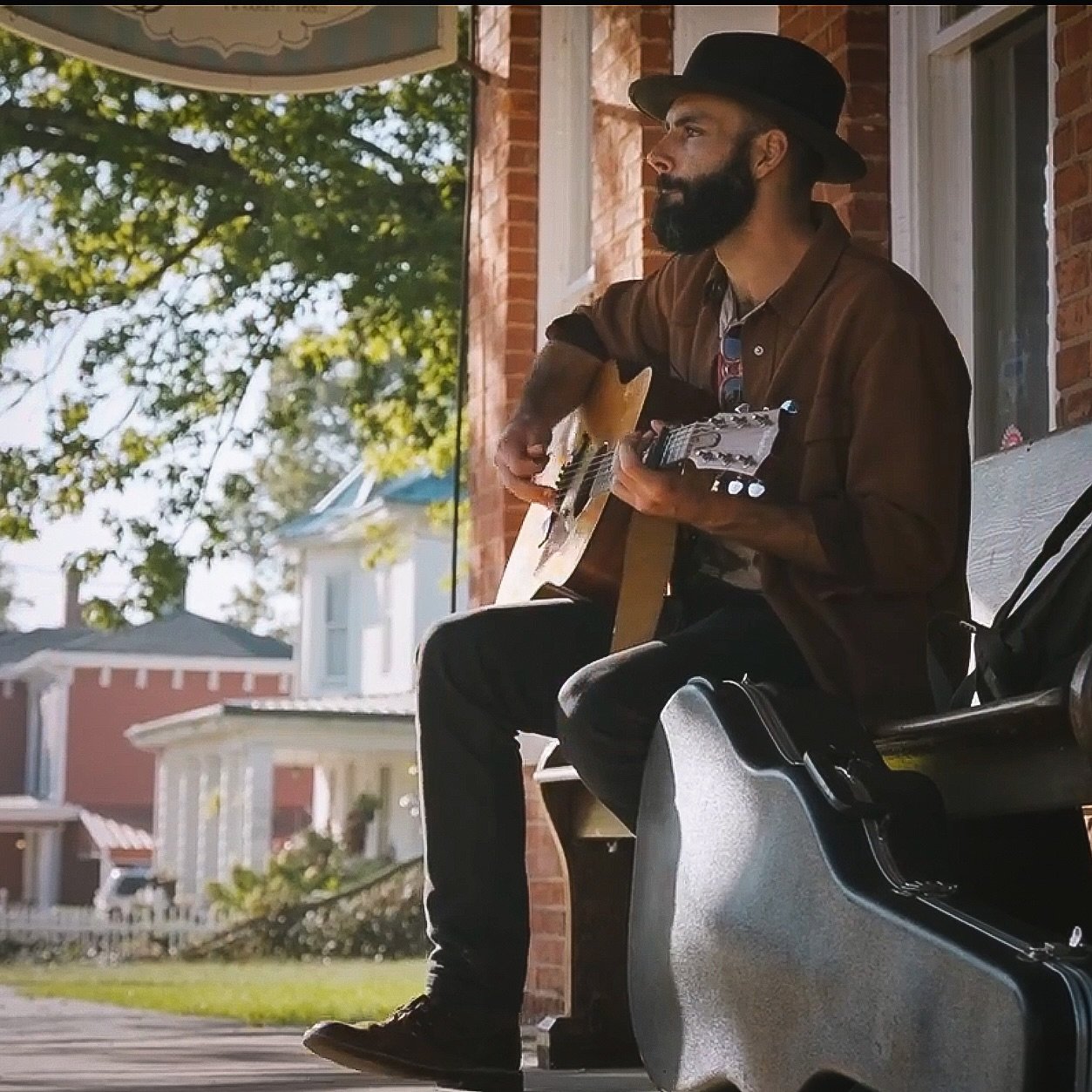 Aww snap!! 💥 New music video alert! This one is a fantastic collaboration with my good friend Jon Duncan for a folky song of mine called &ldquo;Wanderin&rsquo; Alone&rdquo;. Release date and more info TBA! 🫶
.
#newmusic #folkartist @goorinbros @tay